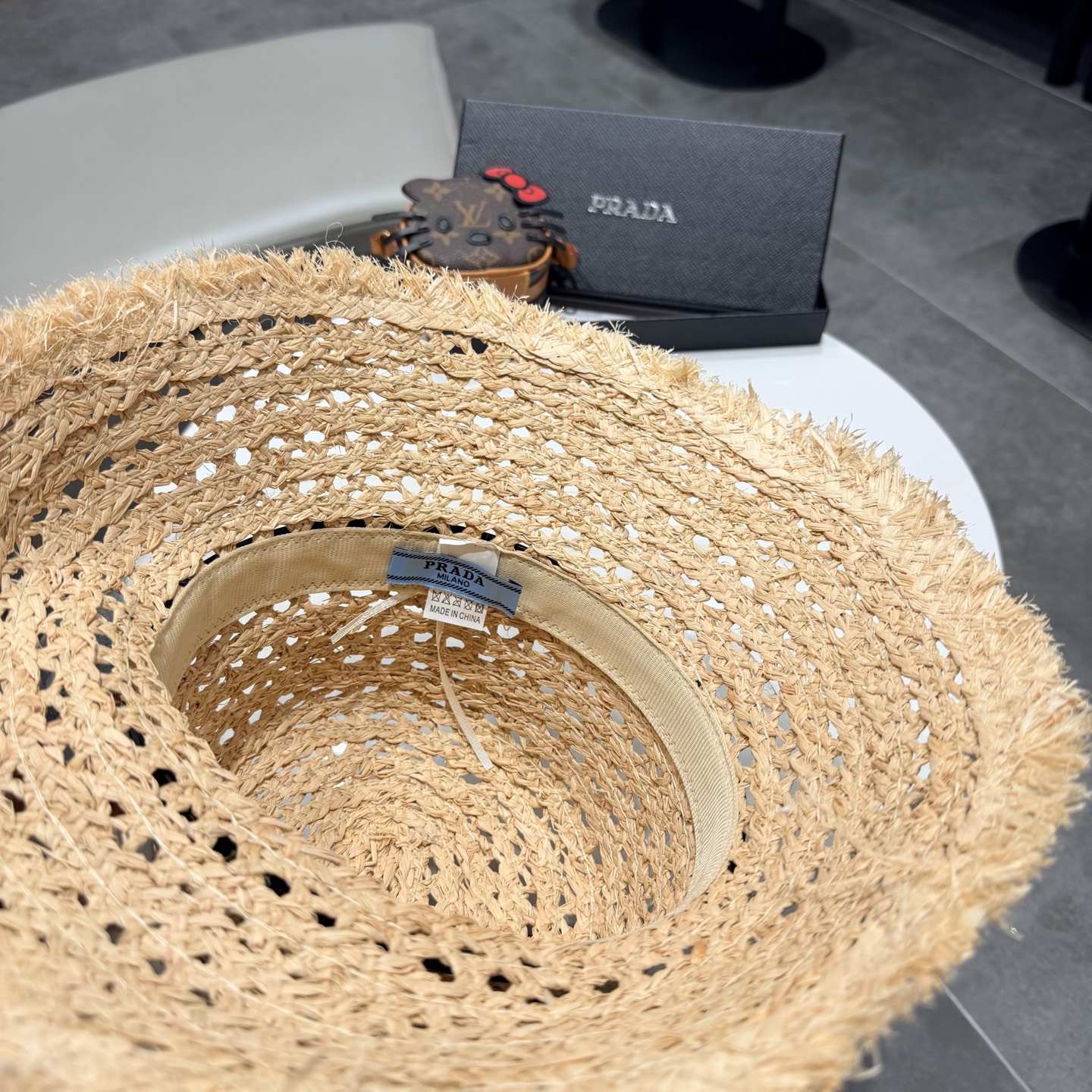 PRADA普拉达2026夏新款拉菲草法式平顶遮阳帽沙滩帽镂空太阳帽大牌感防晒帽