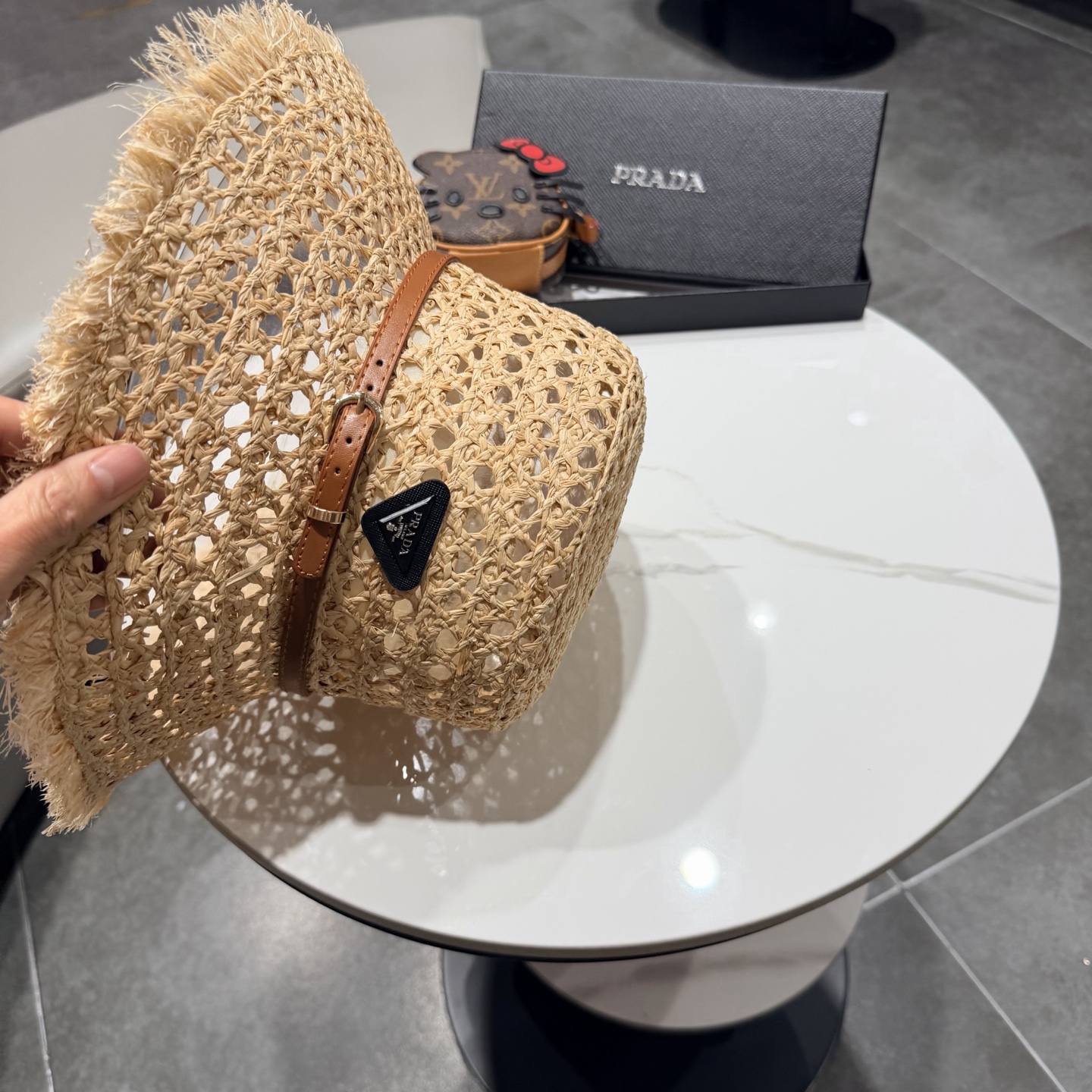 PRADA普拉达2026夏新款拉菲草法式平顶遮阳帽沙滩帽镂空太阳帽大牌感防晒帽