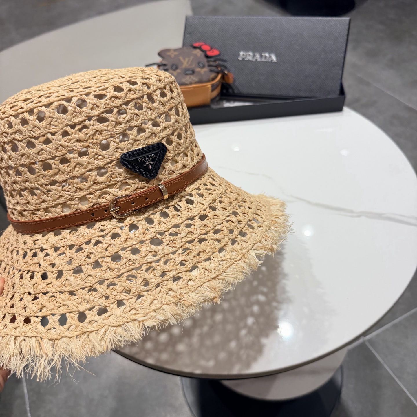 PRADA普拉达2026夏新款拉菲草法式平顶遮阳帽沙滩帽镂空太阳帽大牌感防晒帽