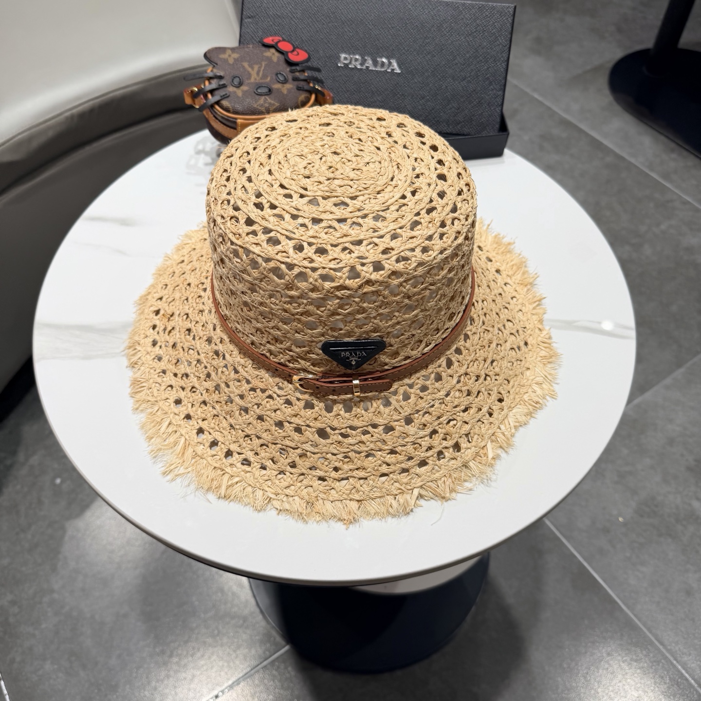 PRADA普拉达2026夏新款拉菲草法式平顶遮阳帽沙滩帽镂空太阳帽大牌感防晒帽