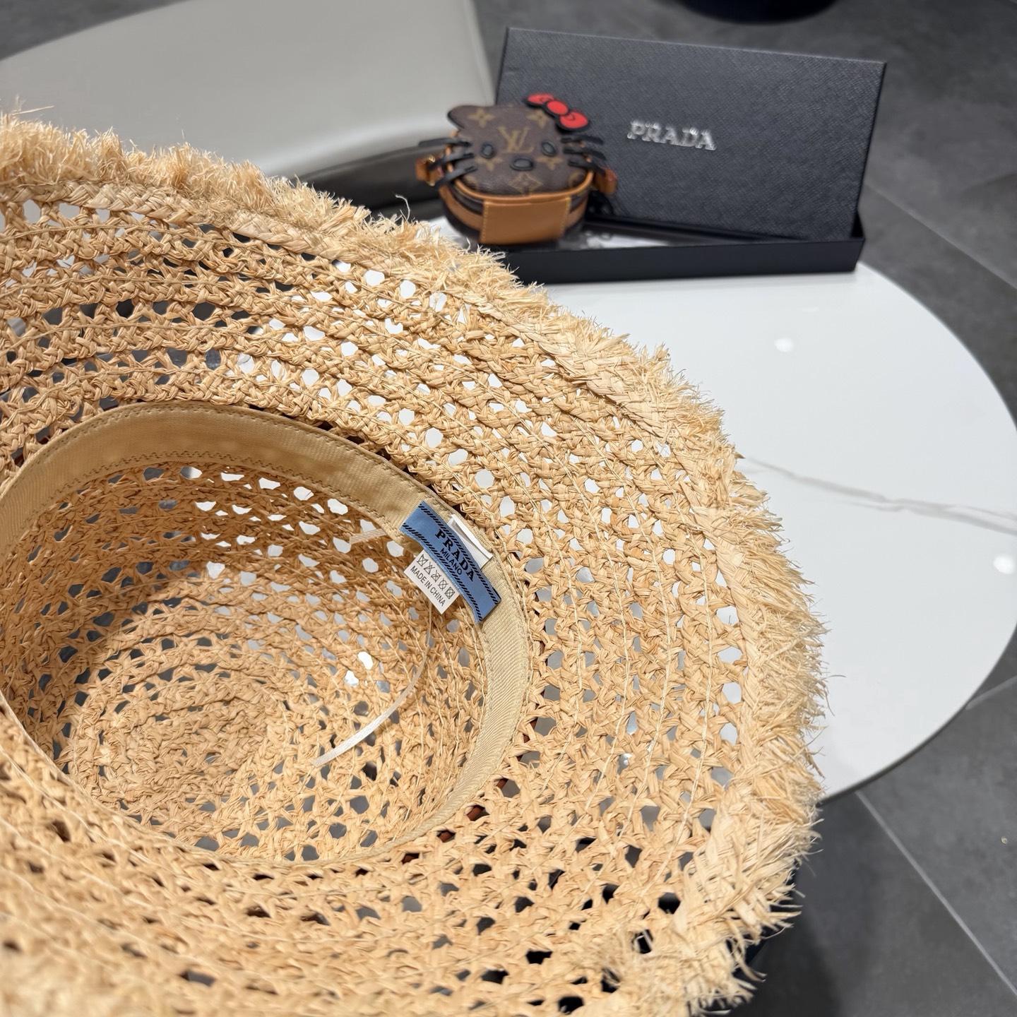 PRADA普拉达2026夏新款拉菲草法式平顶遮阳帽沙滩帽镂空太阳帽大牌感防晒帽