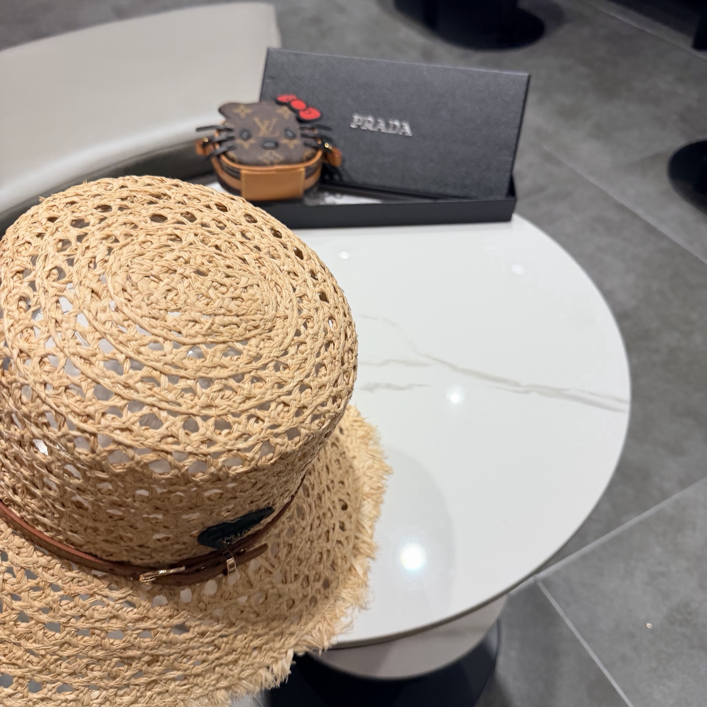 PRADA普拉达2026夏新款拉菲草法式平顶遮阳帽沙滩帽镂空太阳帽大牌感防晒帽