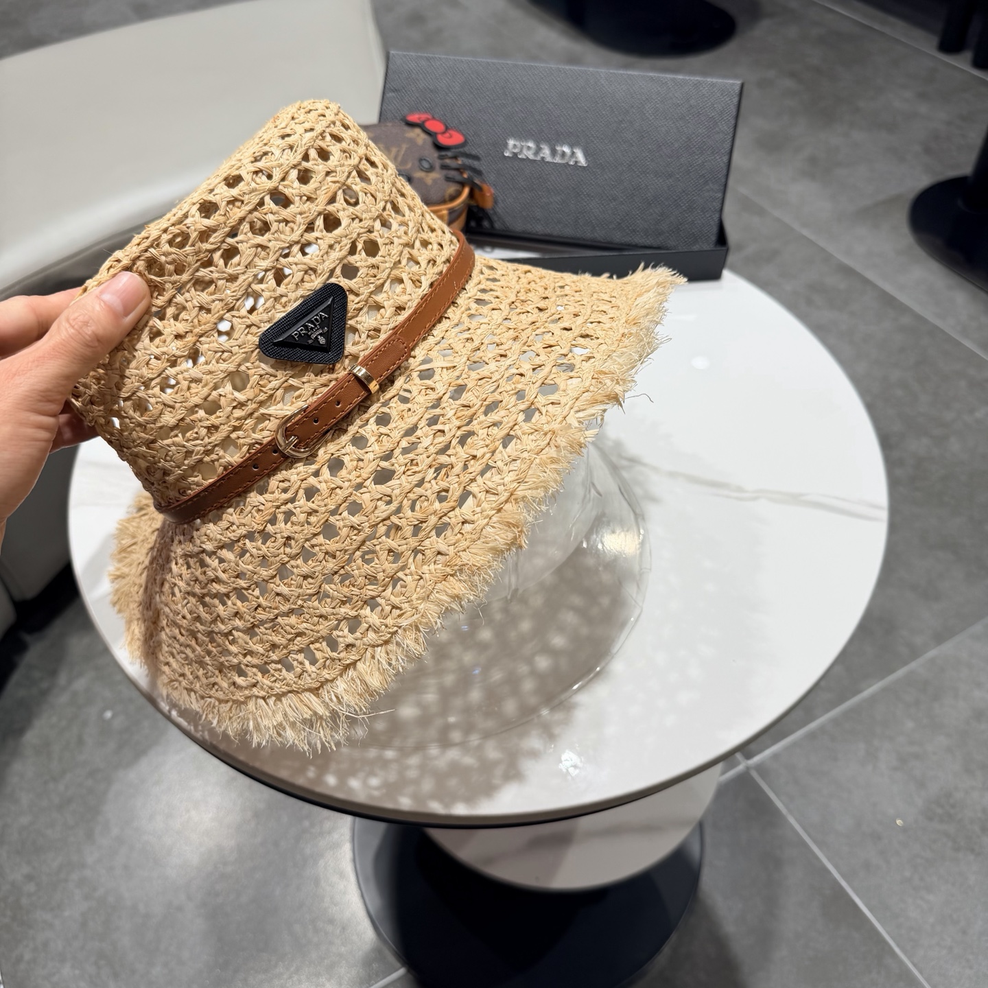 PRADA普拉达2026夏新款拉菲草法式平顶遮阳帽沙滩帽镂空太阳帽大牌感防晒帽