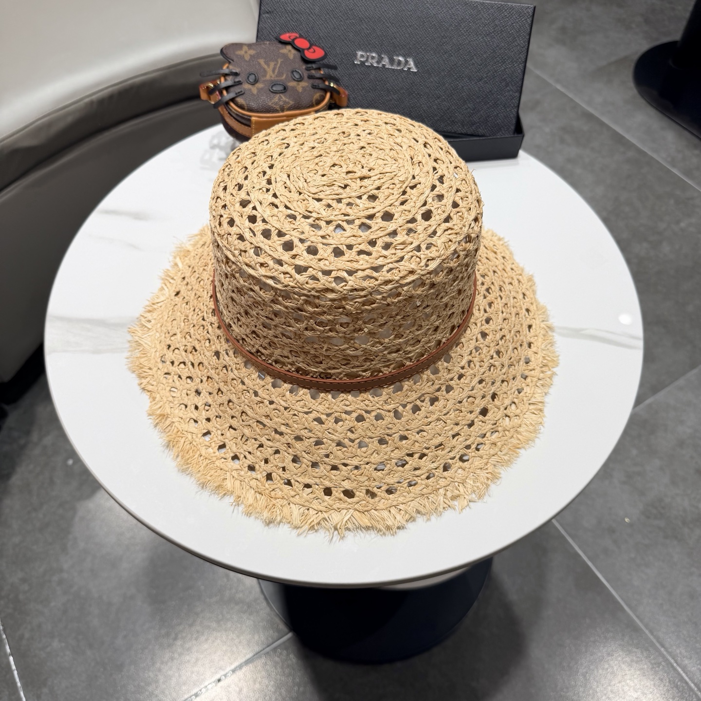 PRADA普拉达2026夏新款拉菲草法式平顶遮阳帽沙滩帽镂空太阳帽大牌感防晒帽