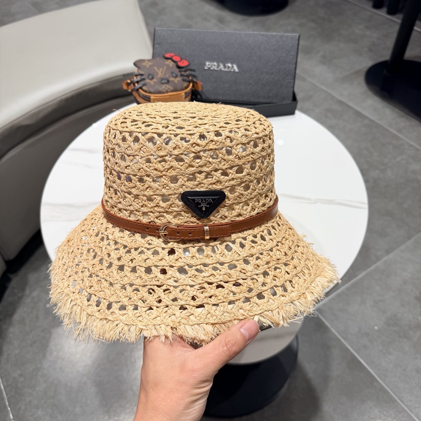 PRADA普拉达2026夏新款拉菲草法式平顶遮阳帽沙滩帽镂空太阳帽大牌感防晒帽