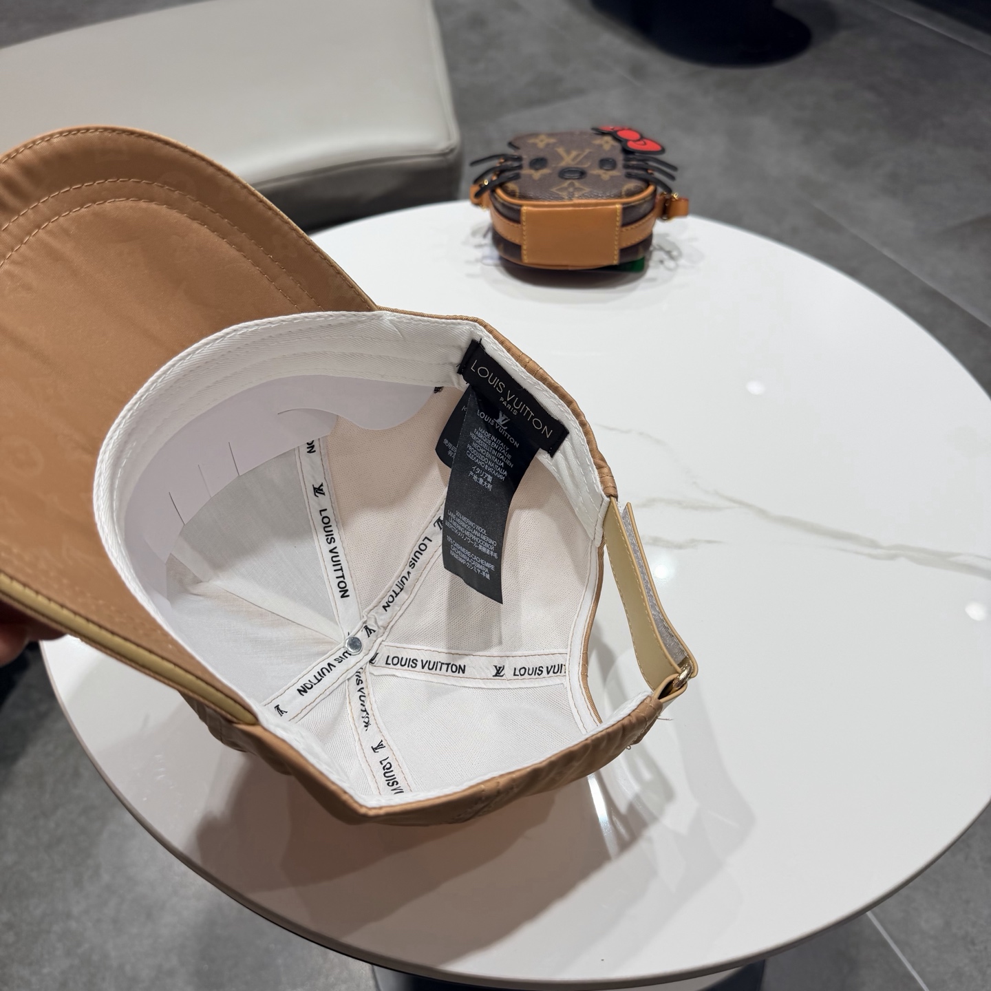 路易威登棒球帽 LouisVuitton😍新款LV棒球帽，重工打造♥️高端大气，百搭款🤗男女通用！