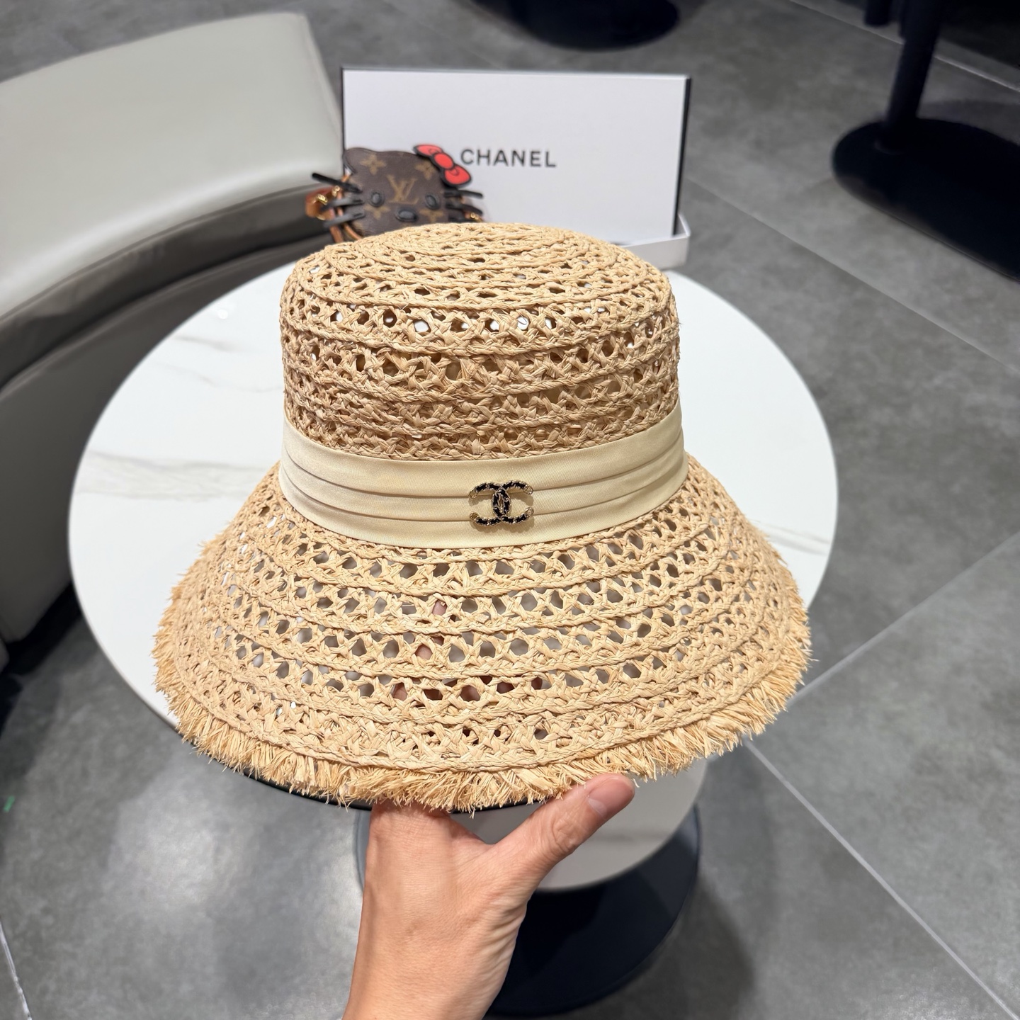 chanel香奈儿毛边镂空欧美天然拉菲草帽女时尚网红拍照透气网眼田园海边沙滩帽
