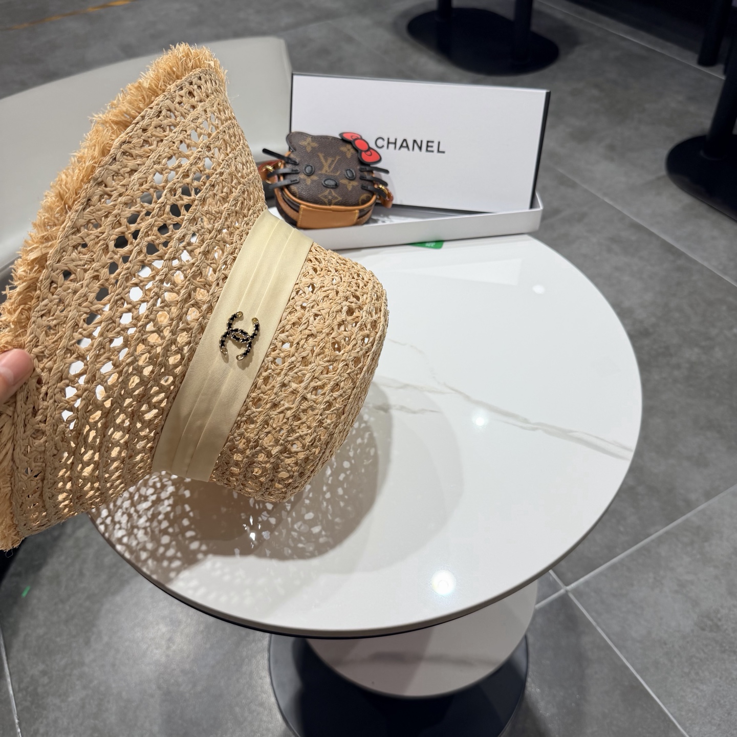 chanel香奈儿毛边镂空欧美天然拉菲草帽女时尚网红拍照透气网眼田园海边沙滩帽