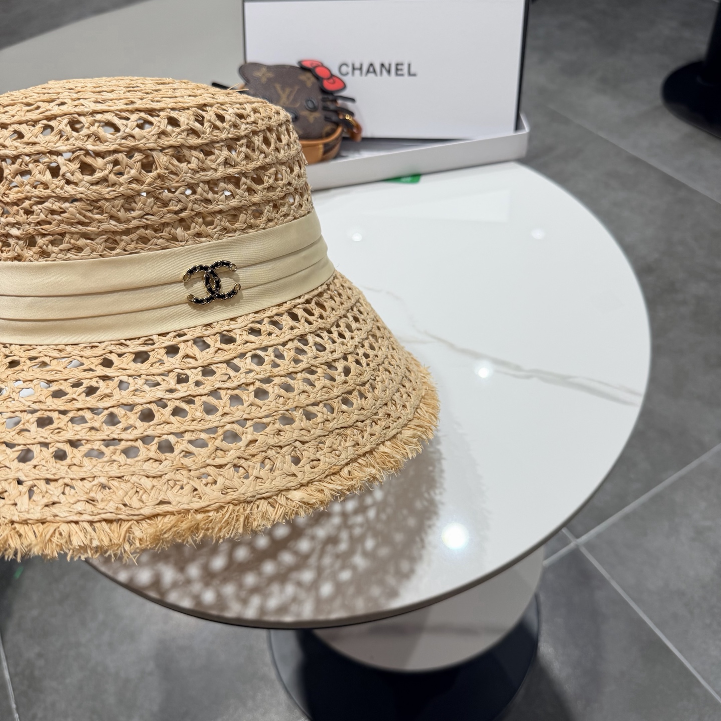 chanel香奈儿毛边镂空欧美天然拉菲草帽女时尚网红拍照透气网眼田园海边沙滩帽