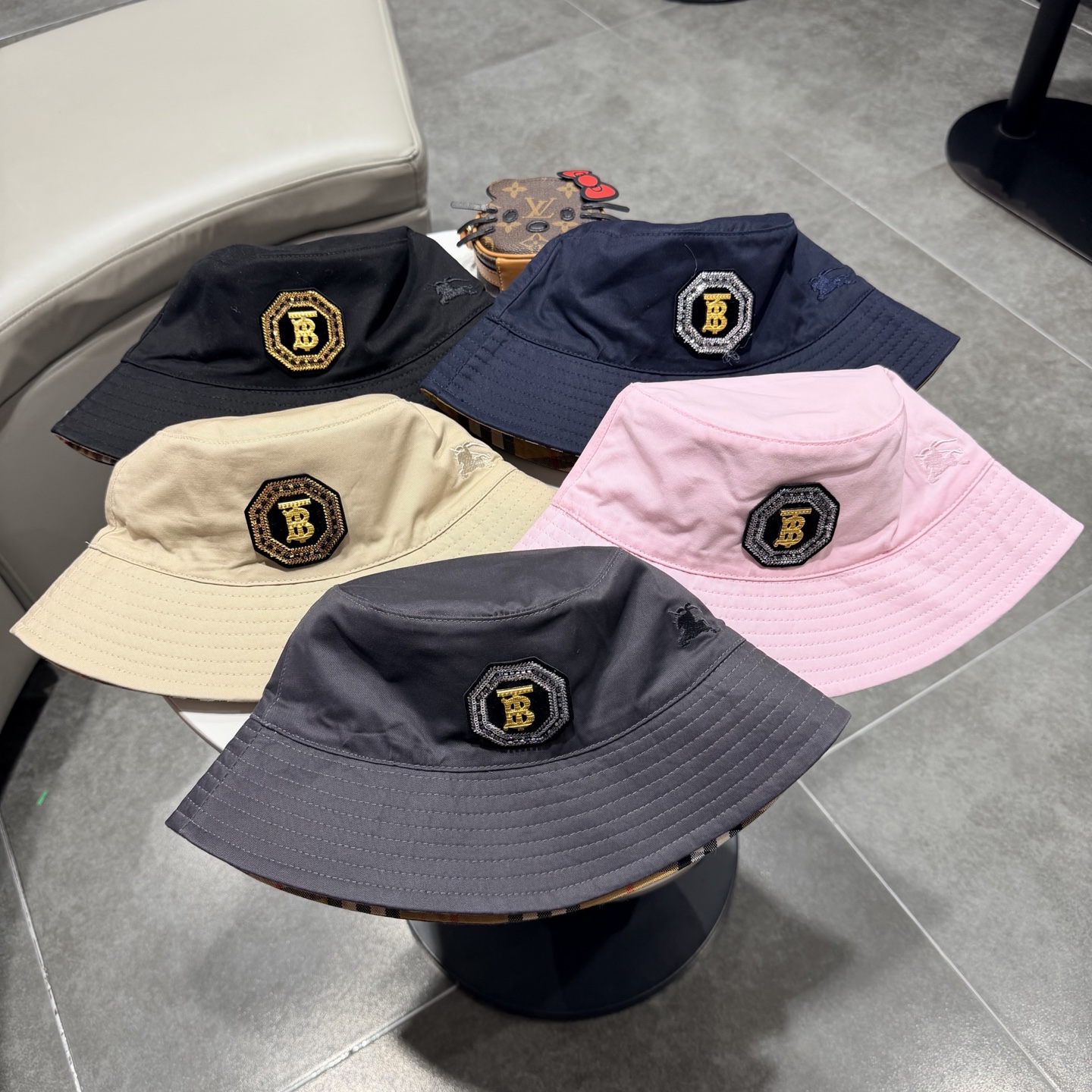 Burberry（巴宝莉）原单双面渔夫帽  专柜热卖款纯棉内里，轻盈透气。完美版型，对格精准无误，原厂品