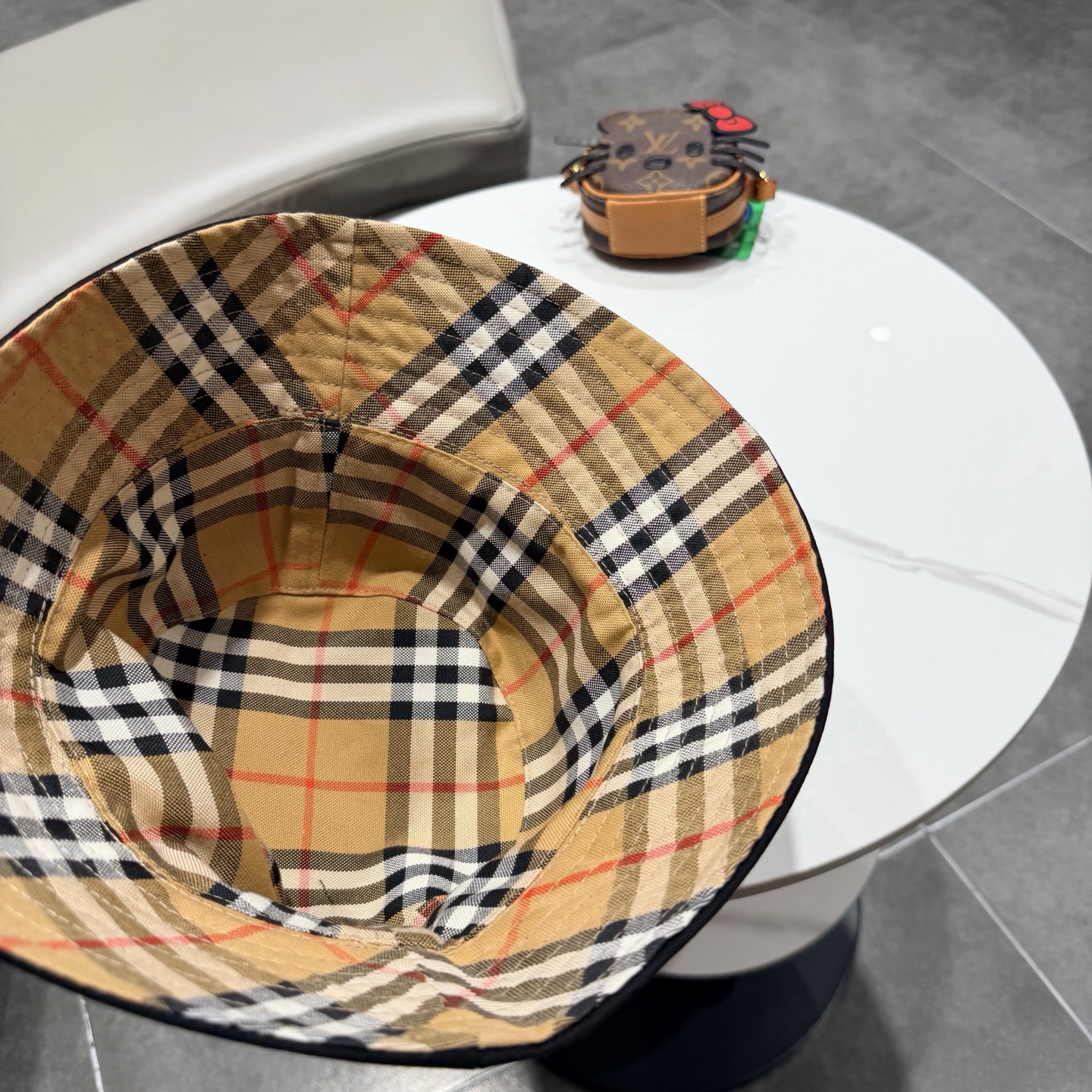 Burberry（巴宝莉）原单双面渔夫帽  专柜热卖款纯棉内里，轻盈透气。完美版型，对格精准无误，原厂品