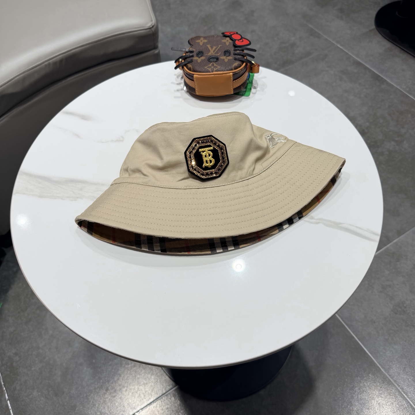 Burberry（巴宝莉）原单双面渔夫帽  专柜热卖款纯棉内里，轻盈透气。完美版型，对格精准无误，原厂品