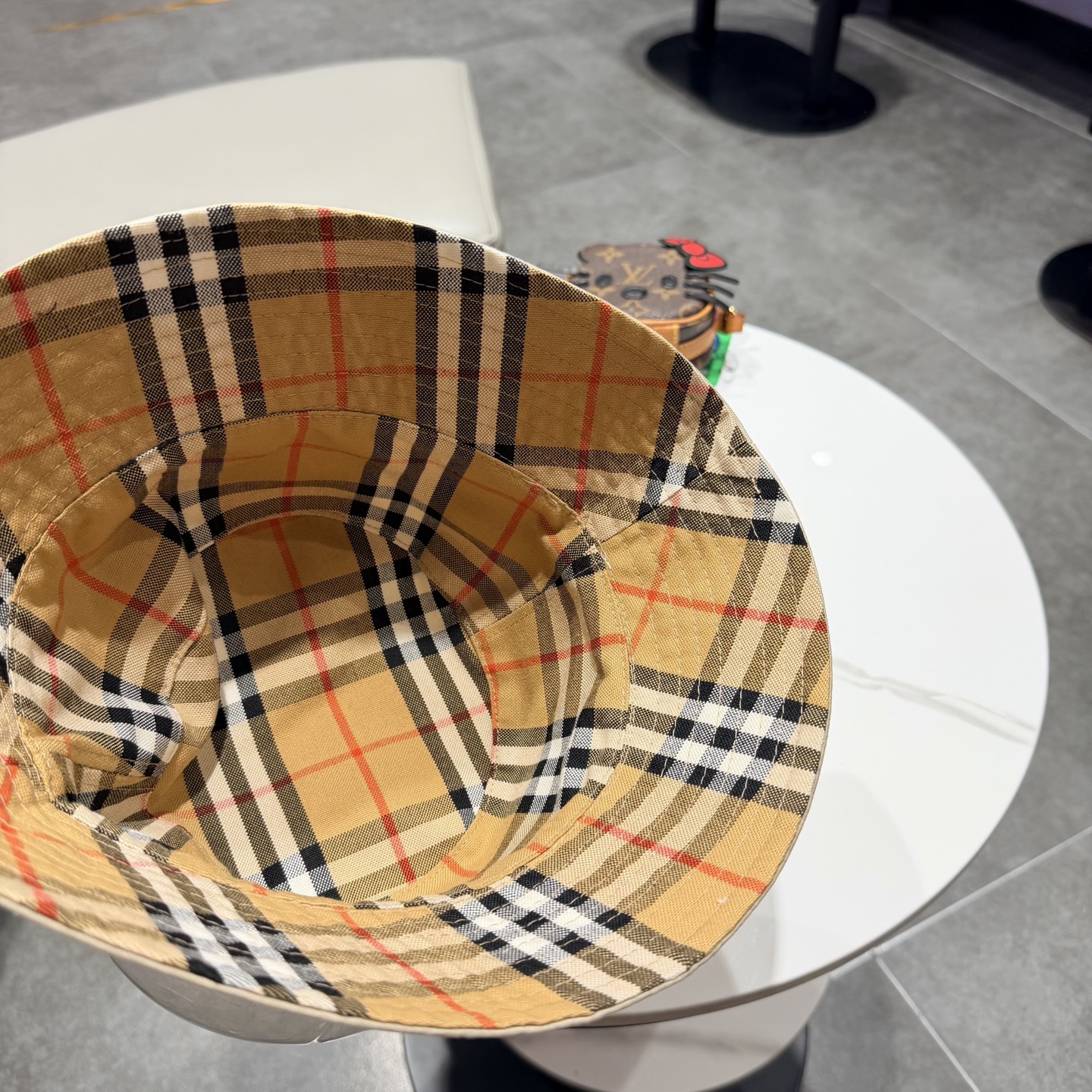 Burberry（巴宝莉）原单双面渔夫帽  专柜热卖款纯棉内里，轻盈透气。完美版型，对格精准无误，原厂品