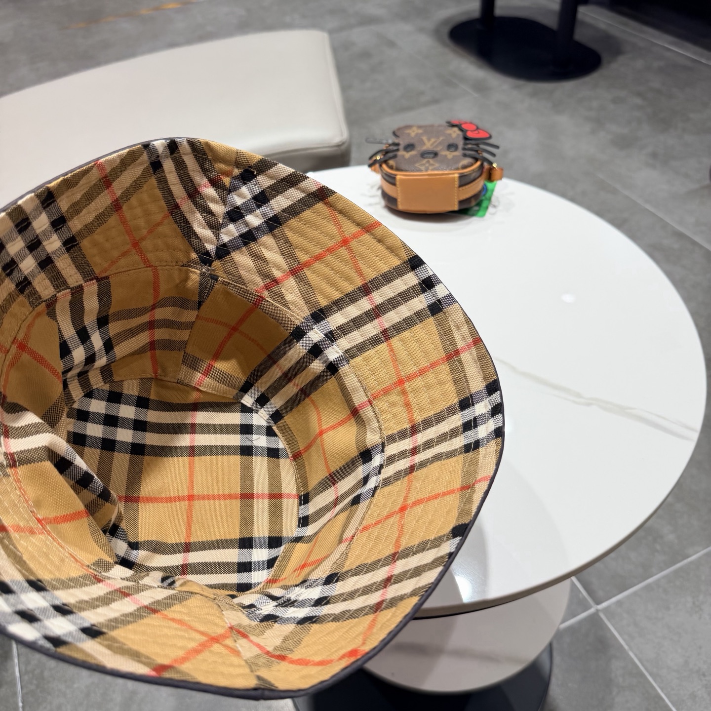 Burberry（巴宝莉）原单双面渔夫帽  专柜热卖款纯棉内里，轻盈透气。完美版型，对格精准无误，原厂品