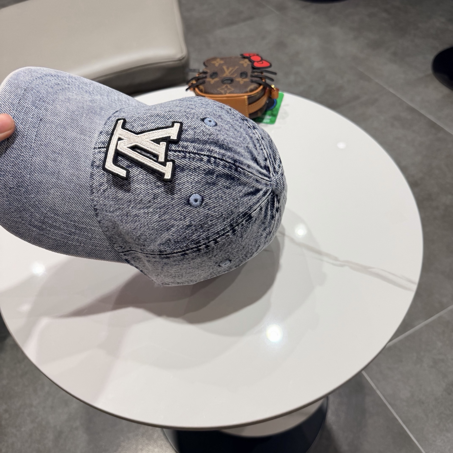 LV路易威登新款牛仔棒球帽洗水牛仔风街头风十足更符合现在时尚小哥哥小姐姐的style，机场街拍超飒！