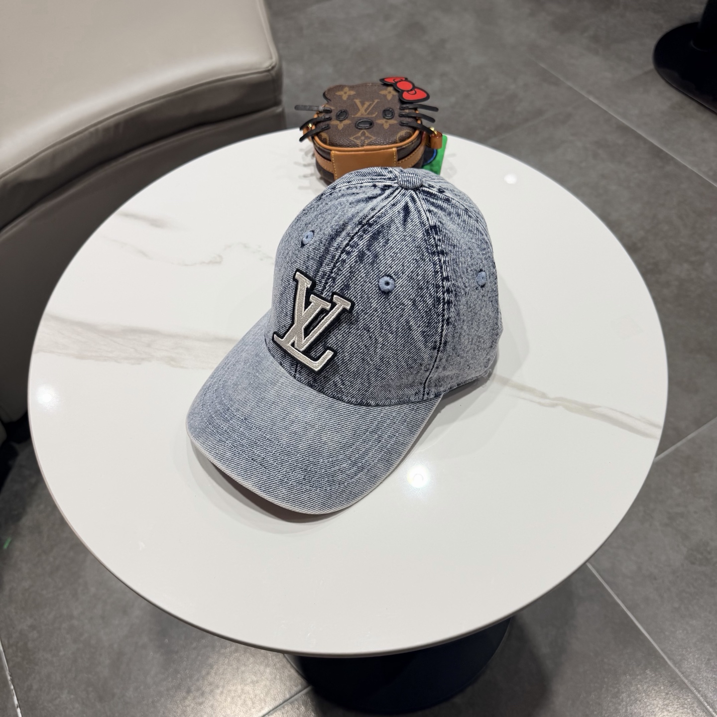 LV路易威登新款牛仔棒球帽洗水牛仔风街头风十足更符合现在时尚小哥哥小姐姐的style，机场街拍超飒！