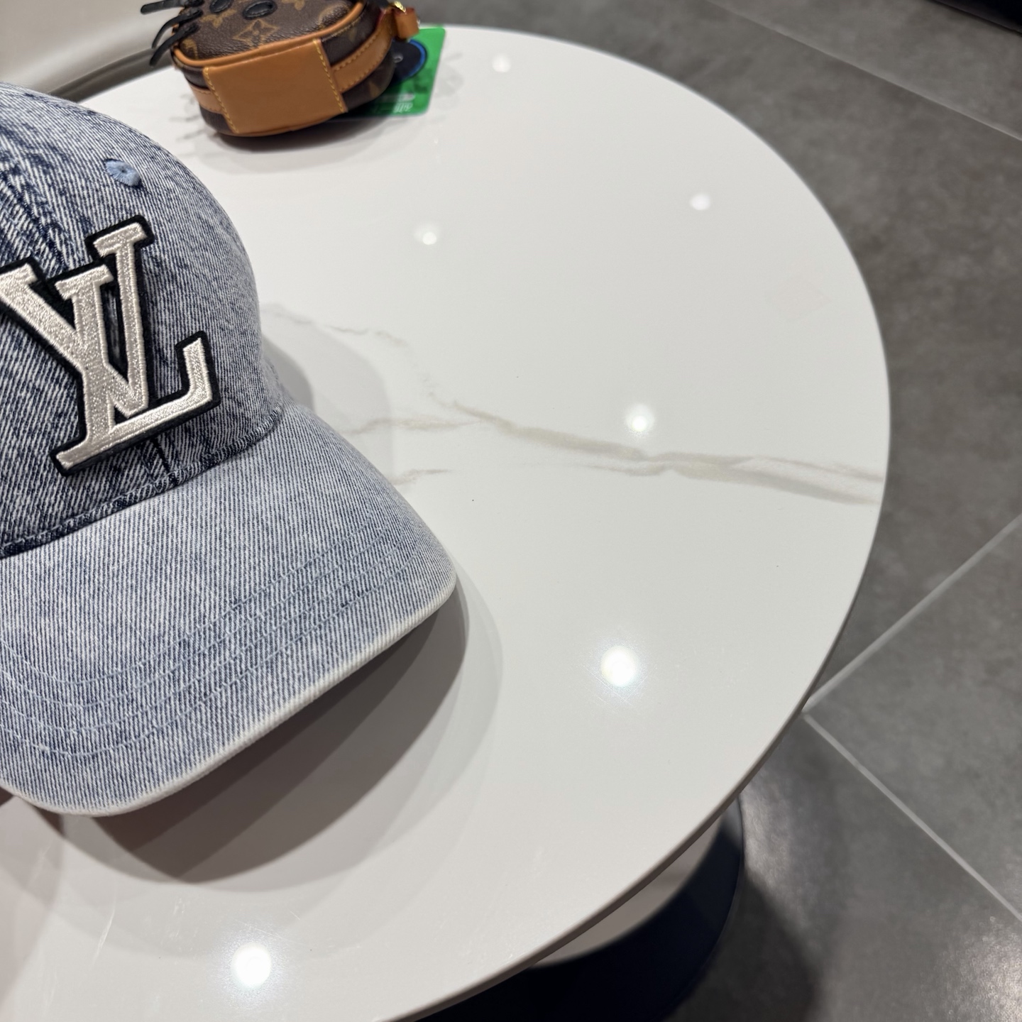 LV路易威登新款牛仔棒球帽洗水牛仔风街头风十足更符合现在时尚小哥哥小姐姐的style，机场街拍超飒！