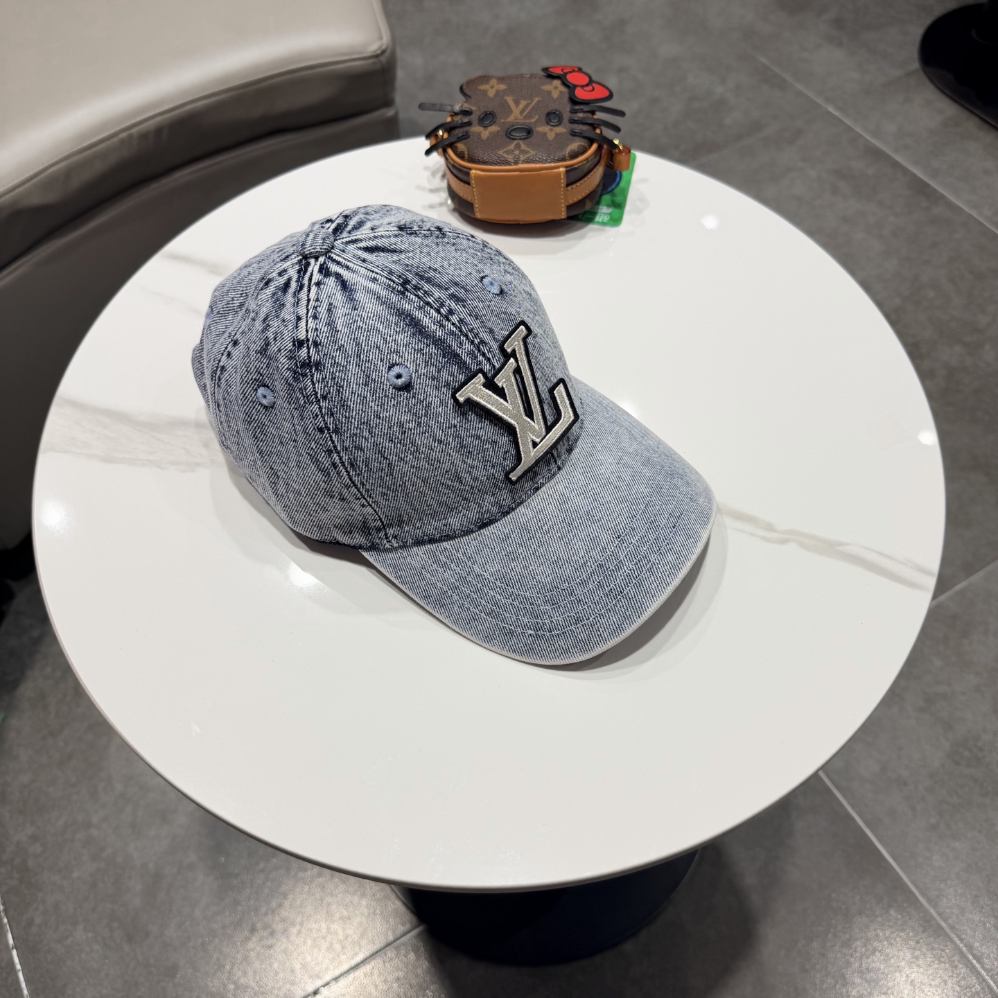 LV路易威登新款牛仔棒球帽洗水牛仔风街头风十足更符合现在时尚小哥哥小姐姐的style，机场街拍超飒！
