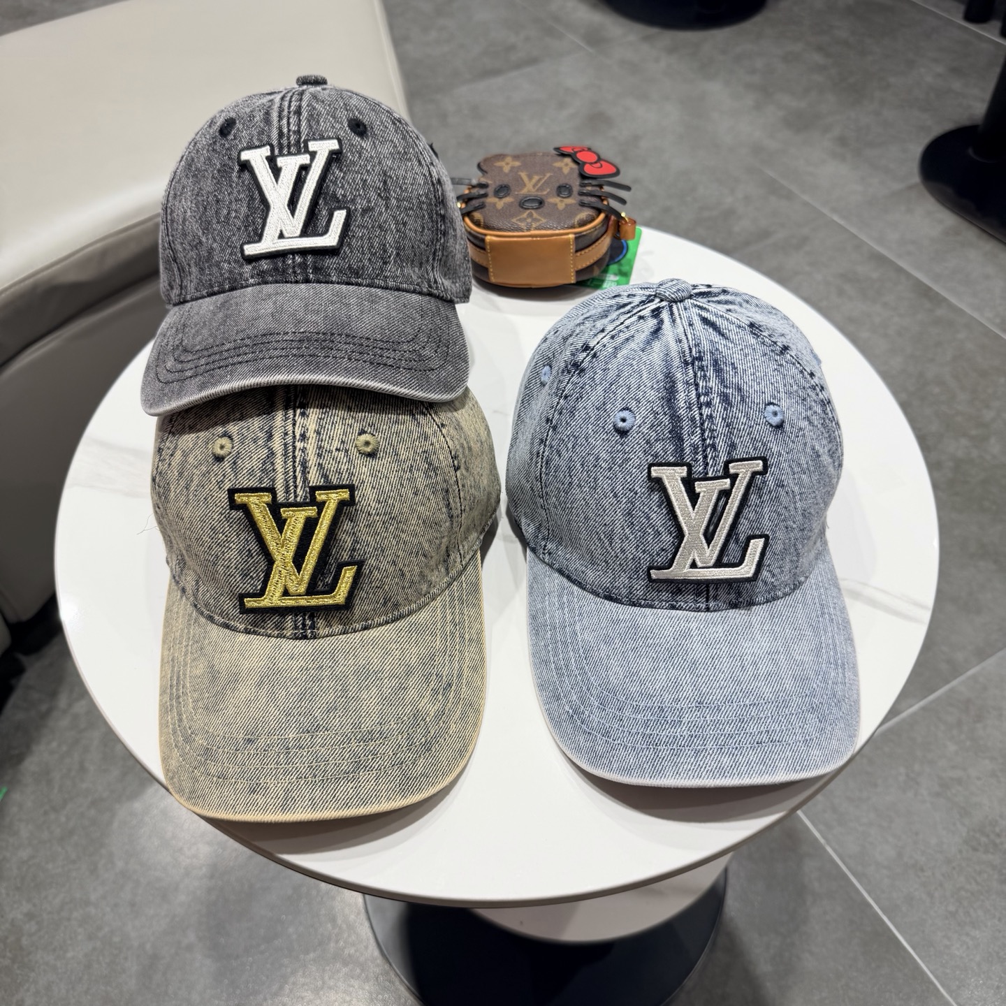 LV路易威登新款牛仔棒球帽洗水牛仔风街头风十足更符合现在时尚小哥哥小姐姐的style，机场街拍超飒！