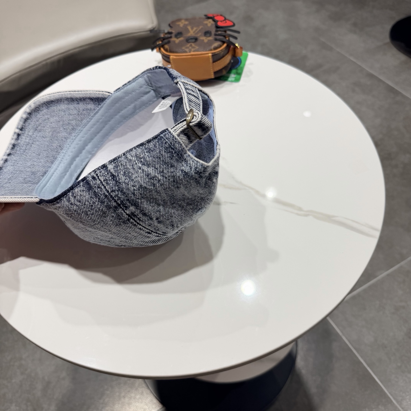 LV路易威登新款牛仔棒球帽洗水牛仔风街头风十足更符合现在时尚小哥哥小姐姐的style，机场街拍超飒！