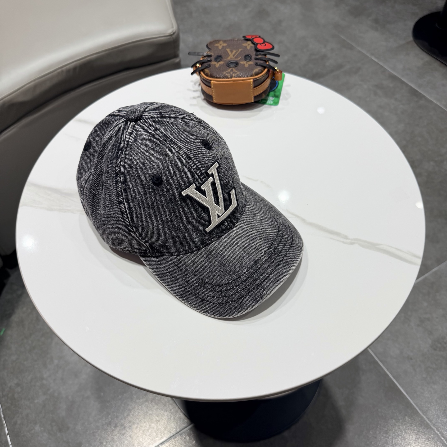 LV路易威登新款牛仔棒球帽洗水牛仔风街头风十足更符合现在时尚小哥哥小姐姐的style，机场街拍超飒！