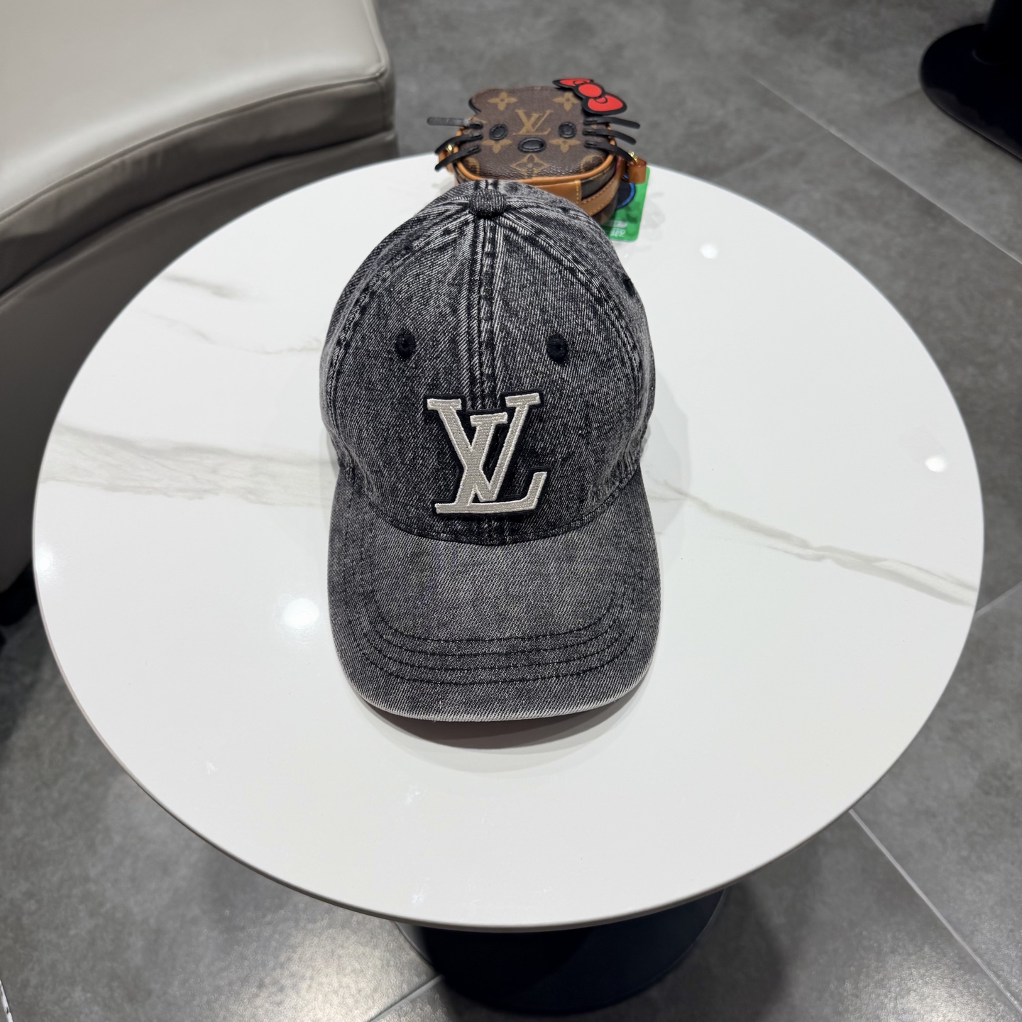 LV路易威登新款牛仔棒球帽洗水牛仔风街头风十足更符合现在时尚小哥哥小姐姐的style，机场街拍超飒！