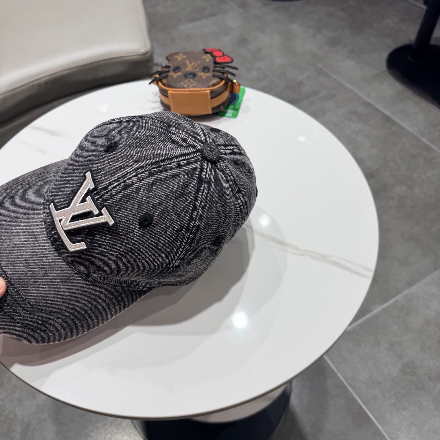 LV路易威登新款牛仔棒球帽洗水牛仔风街头风十足更符合现在时尚小哥哥小姐姐的style，机场街拍超飒！