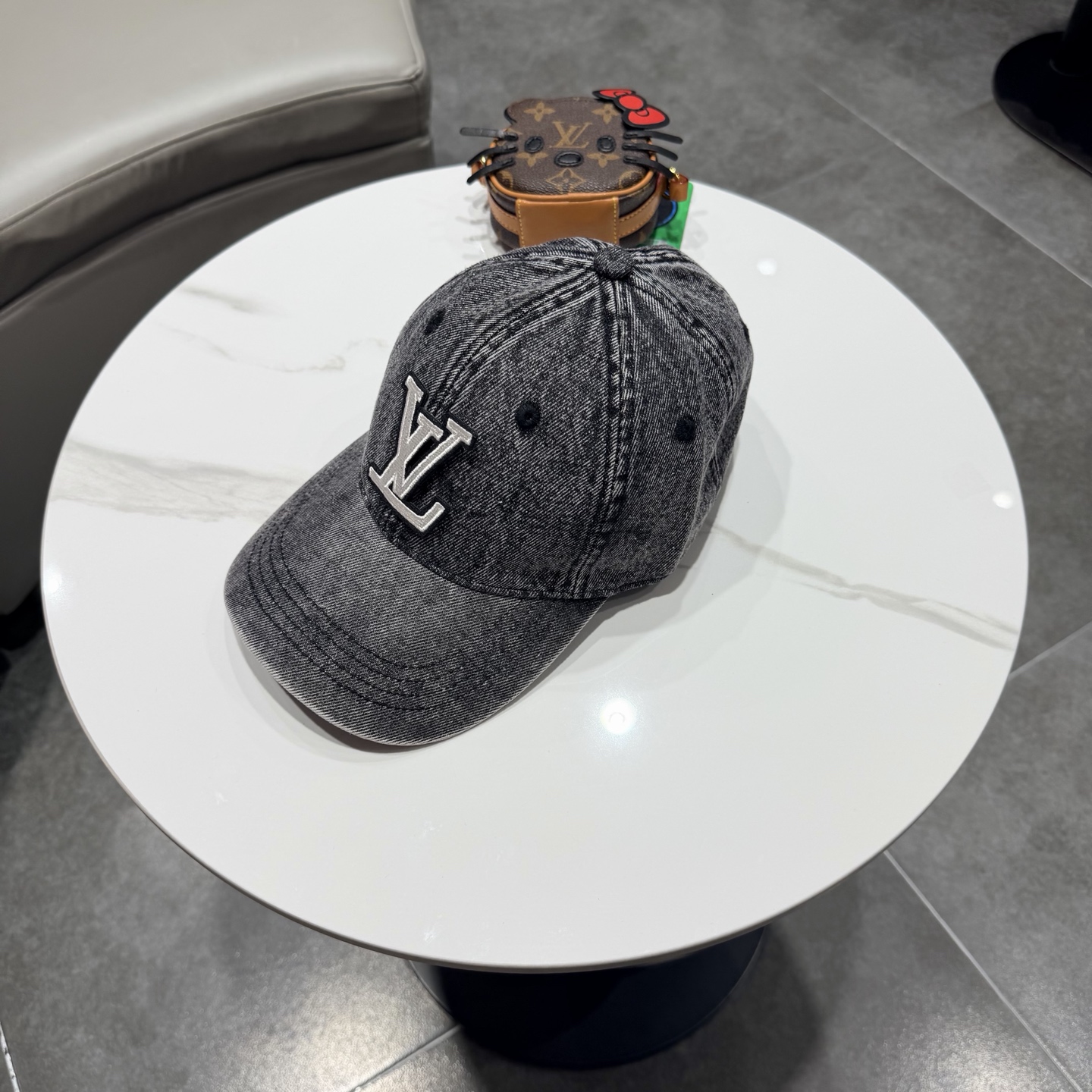 LV路易威登新款牛仔棒球帽洗水牛仔风街头风十足更符合现在时尚小哥哥小姐姐的style，机场街拍超飒！