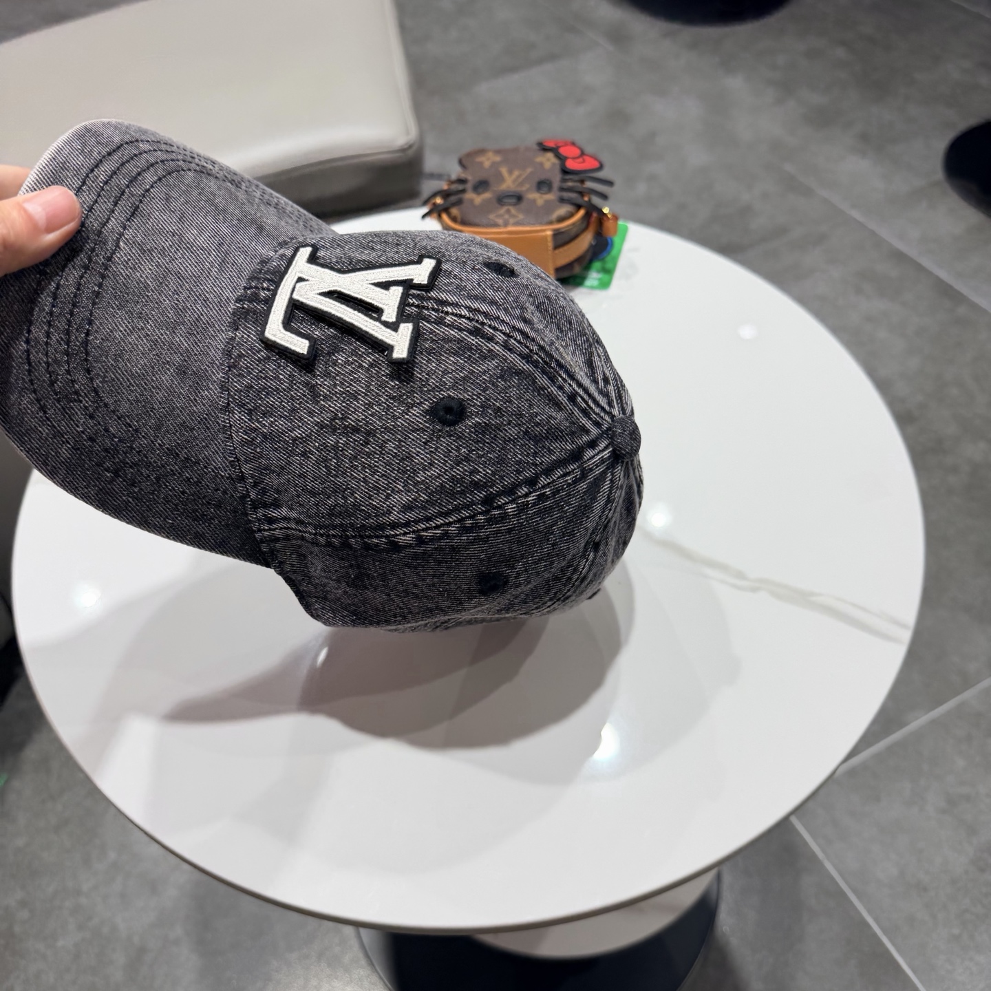 LV路易威登新款牛仔棒球帽洗水牛仔风街头风十足更符合现在时尚小哥哥小姐姐的style，机场街拍超飒！