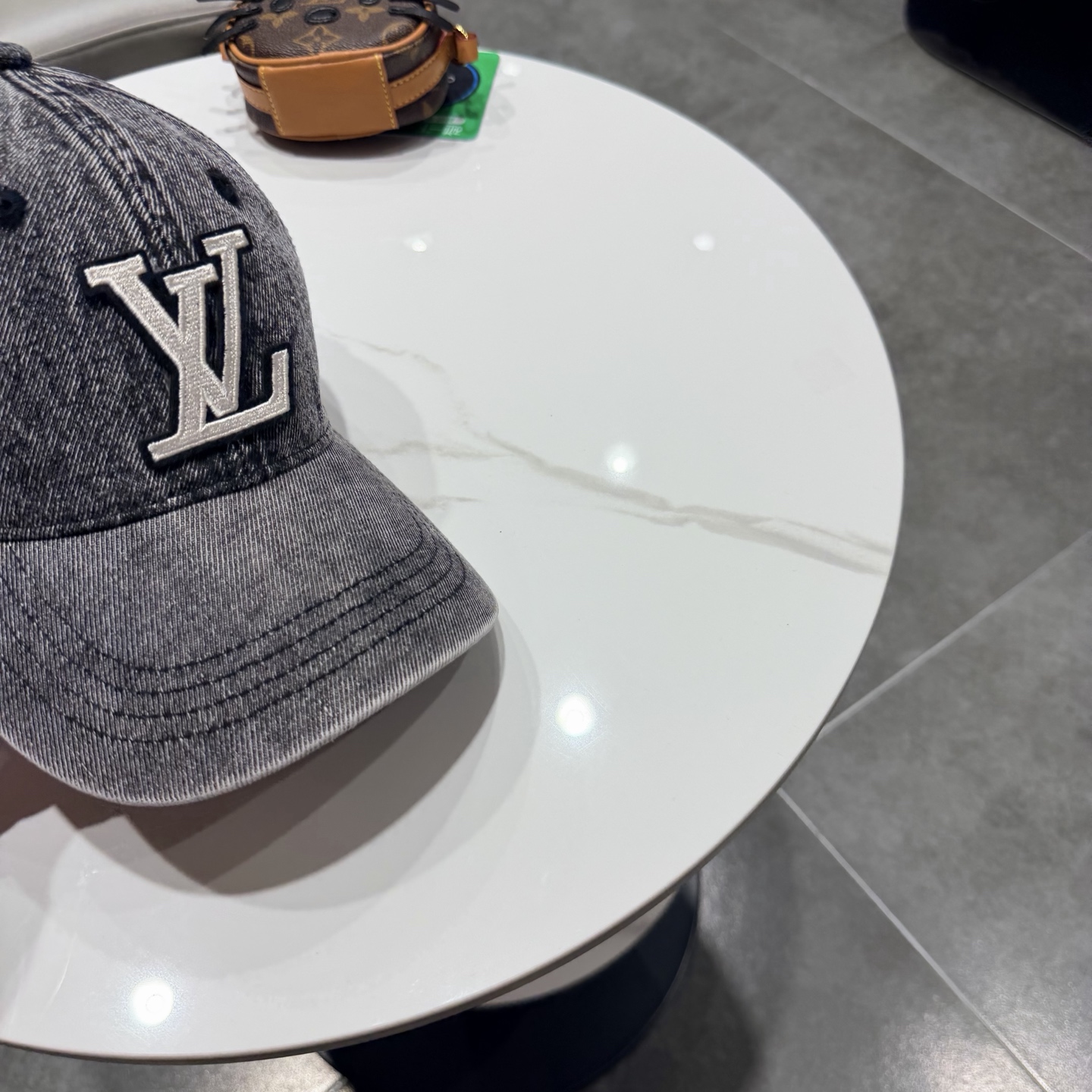 LV路易威登新款牛仔棒球帽洗水牛仔风街头风十足更符合现在时尚小哥哥小姐姐的style，机场街拍超飒！