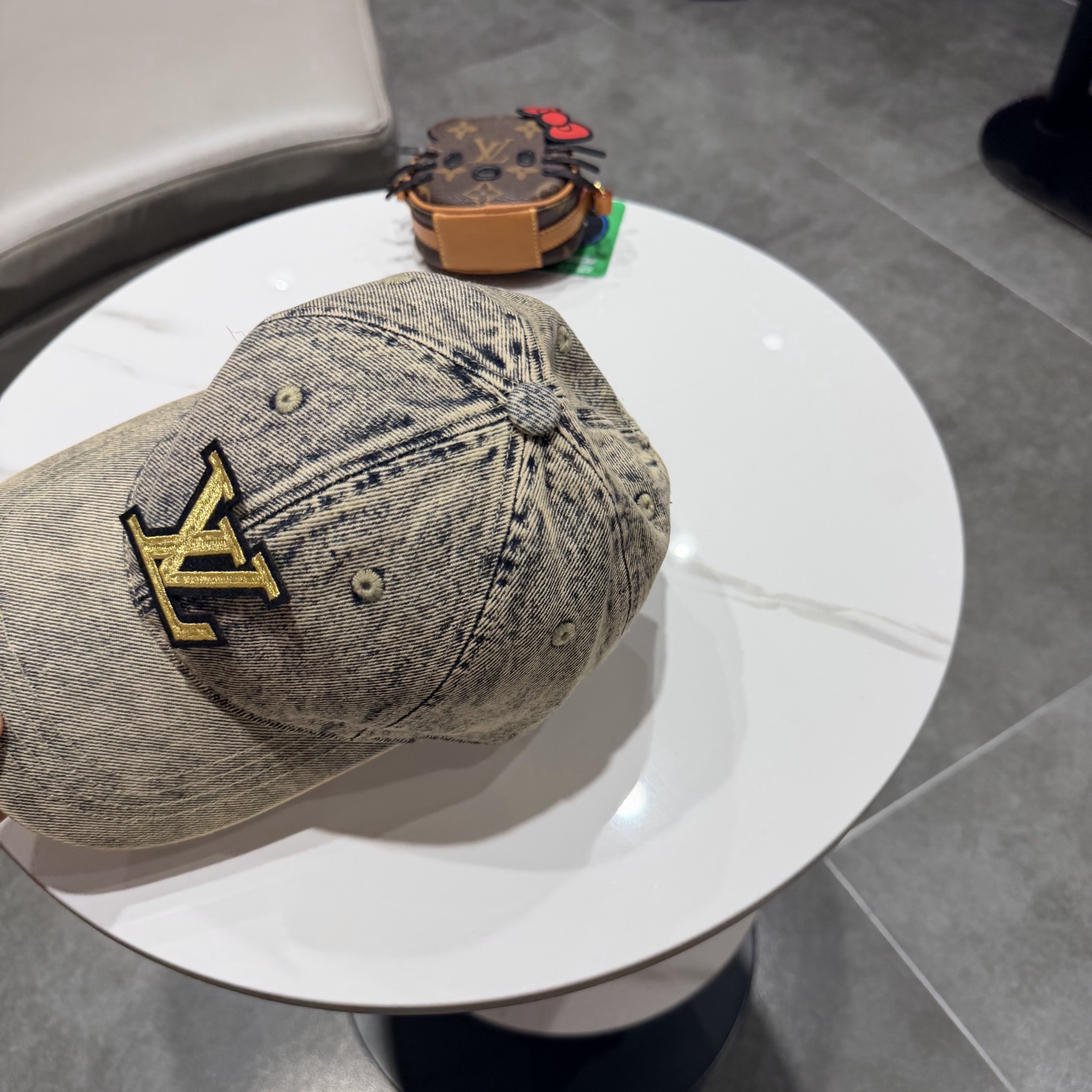 LV路易威登新款牛仔棒球帽洗水牛仔风街头风十足更符合现在时尚小哥哥小姐姐的style，机场街拍超飒！