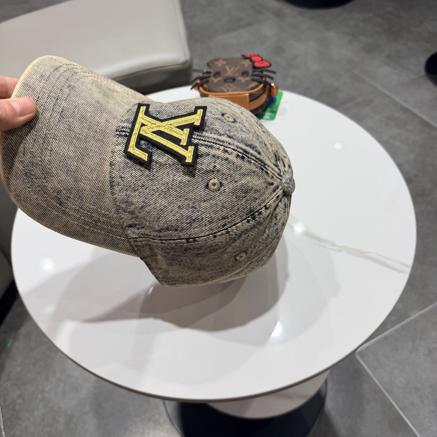 LV路易威登新款牛仔棒球帽洗水牛仔风街头风十足更符合现在时尚小哥哥小姐姐的style，机场街拍超飒！