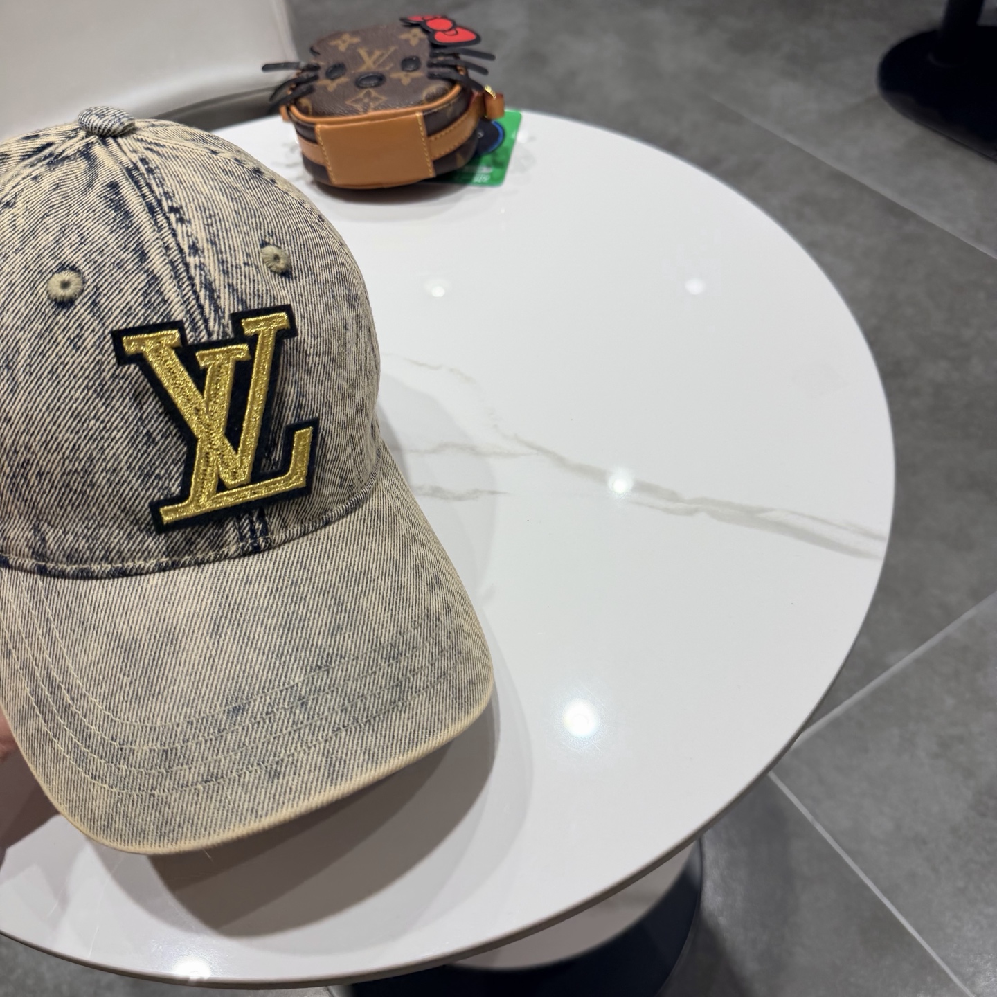 LV路易威登新款牛仔棒球帽洗水牛仔风街头风十足更符合现在时尚小哥哥小姐姐的style，机场街拍超飒！