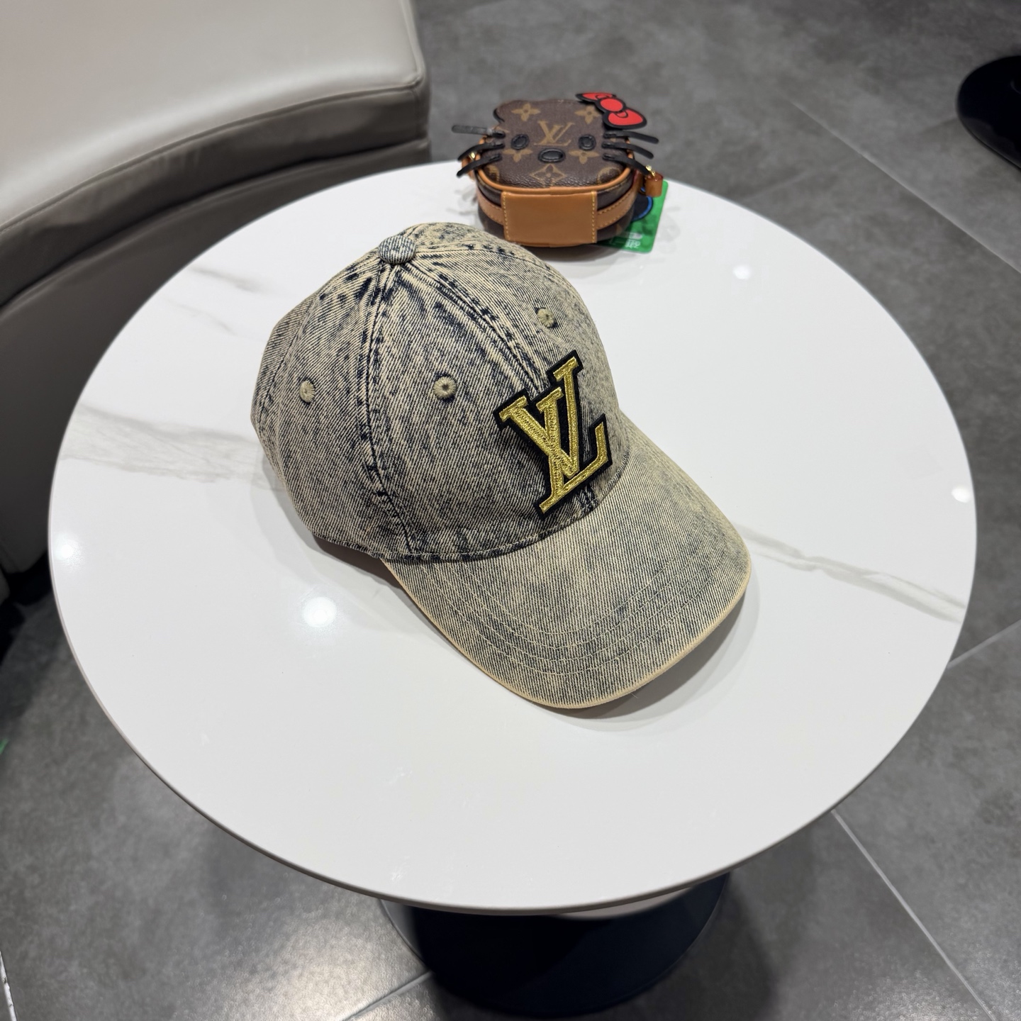 LV路易威登新款牛仔棒球帽洗水牛仔风街头风十足更符合现在时尚小哥哥小姐姐的style，机场街拍超飒！
