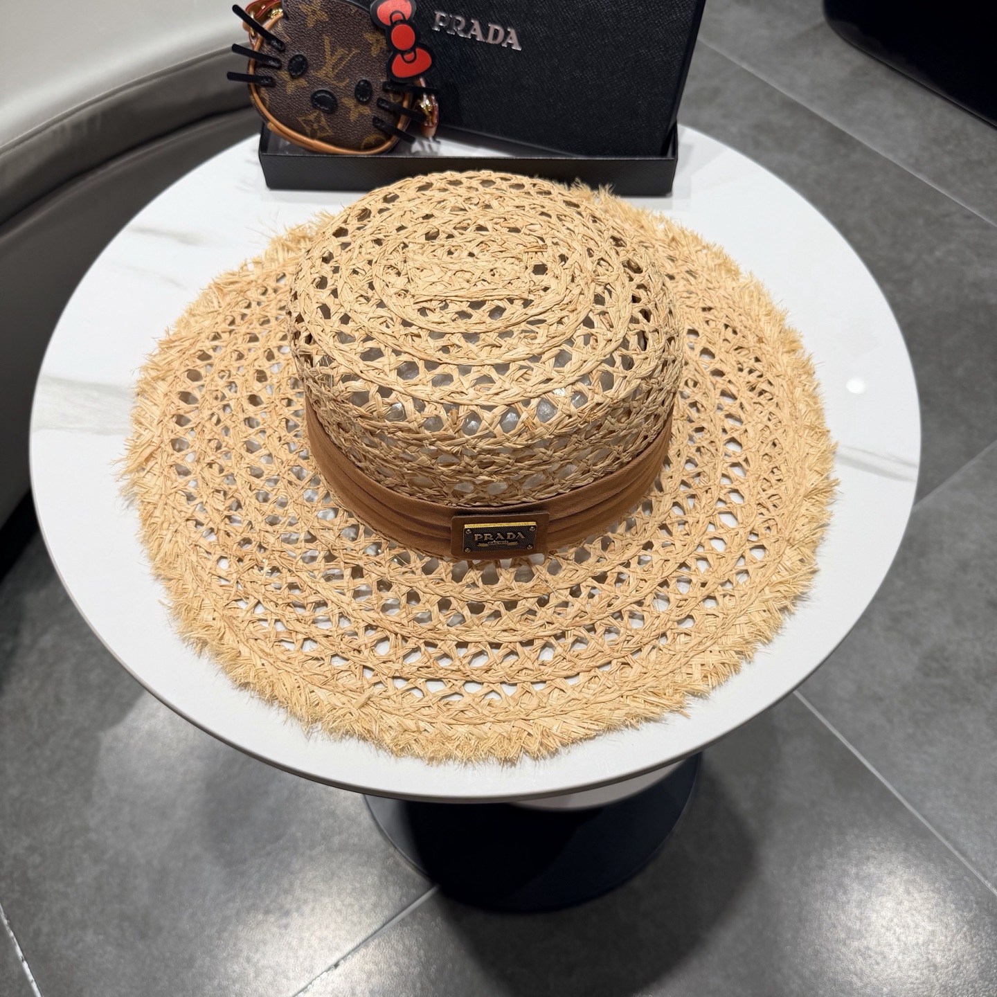 普拉达Prada新款草帽女夏天然拉菲草法式平顶遮阳帽度假大檐防晒镂空太阳帽子