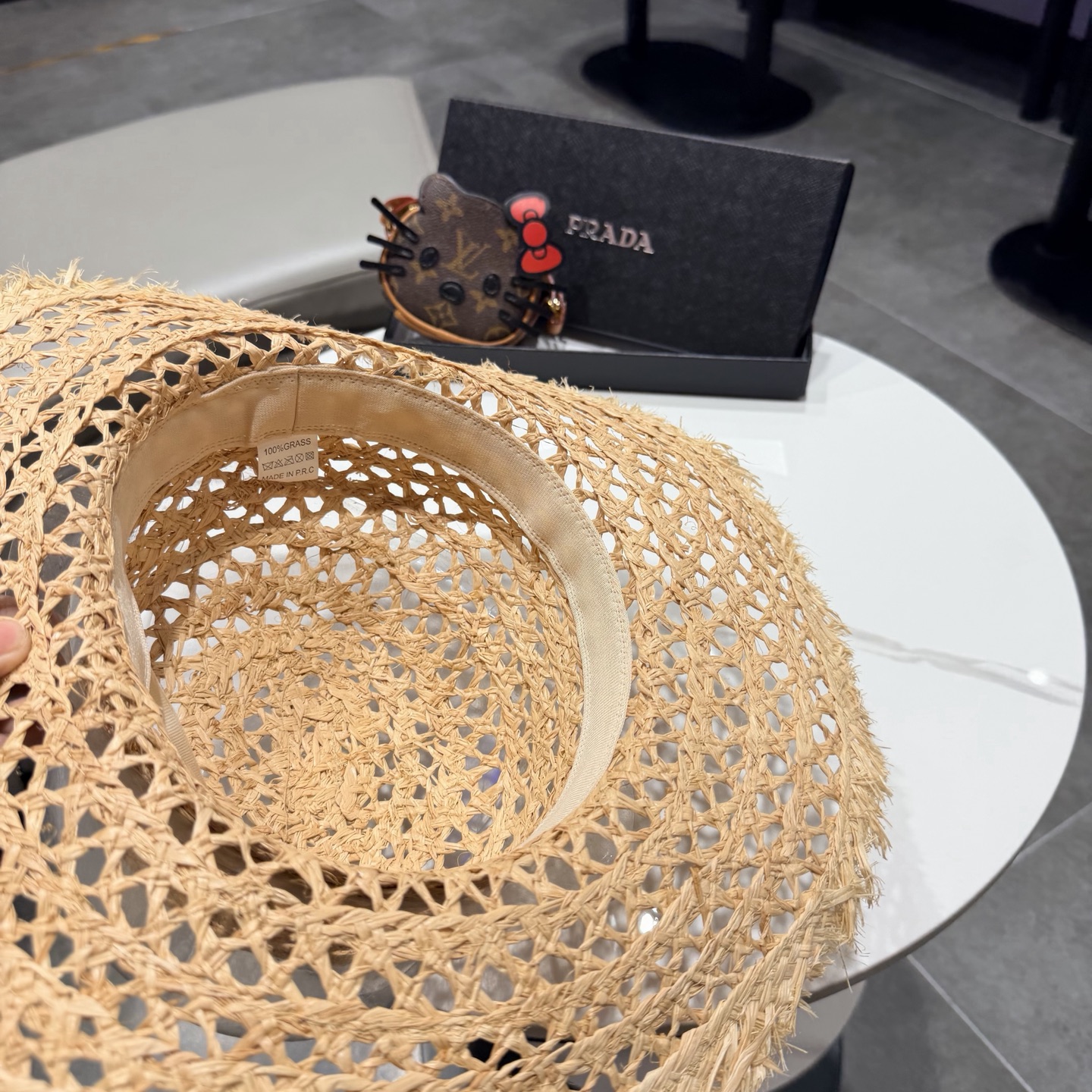 普拉达Prada新款草帽女夏天然拉菲草法式平顶遮阳帽度假大檐防晒镂空太阳帽子