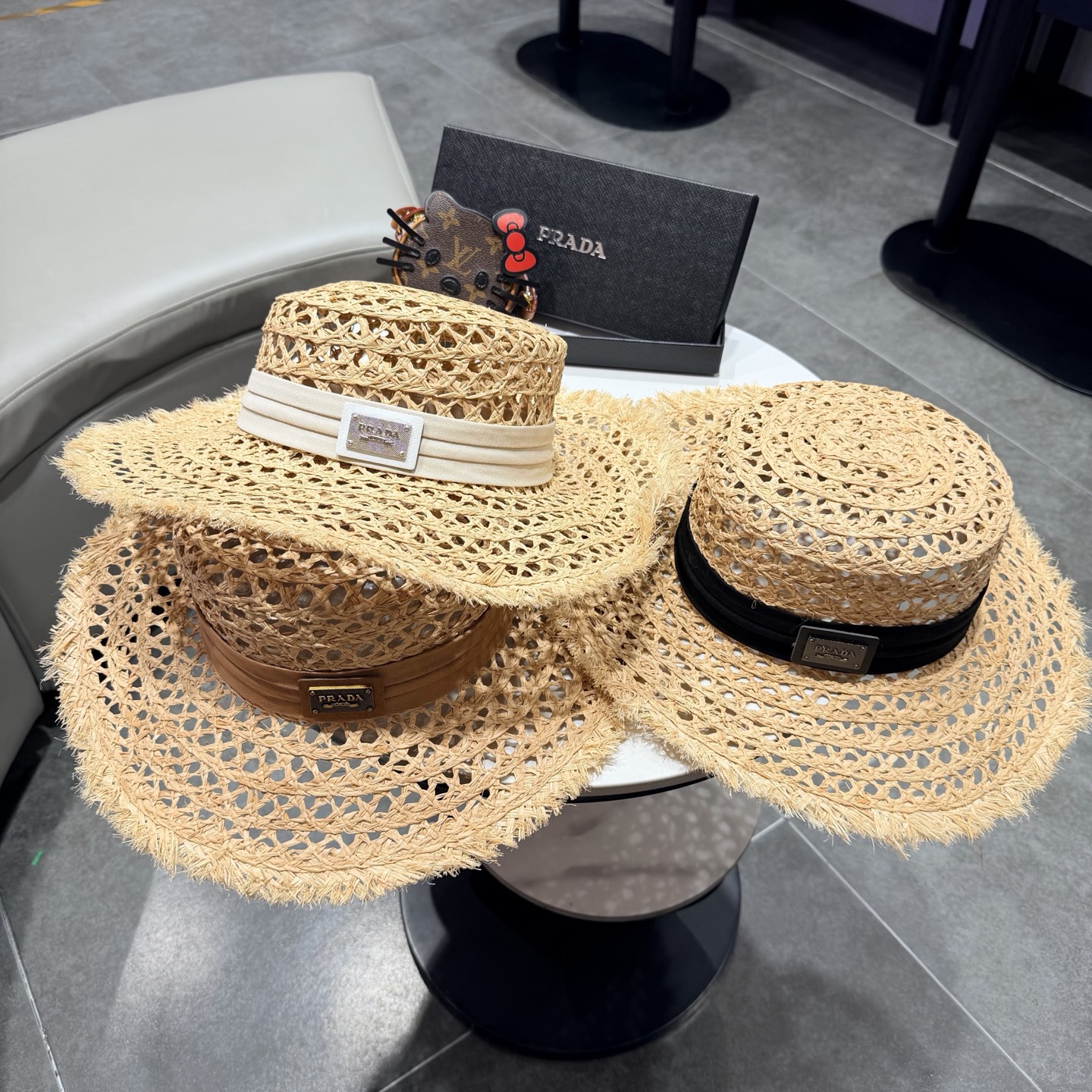 普拉达Prada新款草帽女夏天然拉菲草法式平顶遮阳帽度假大檐防晒镂空太阳帽子