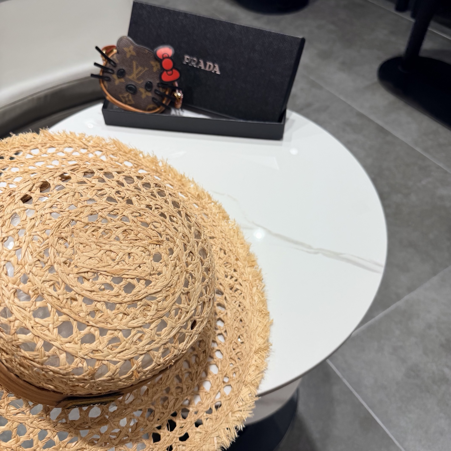 普拉达Prada新款草帽女夏天然拉菲草法式平顶遮阳帽度假大檐防晒镂空太阳帽子