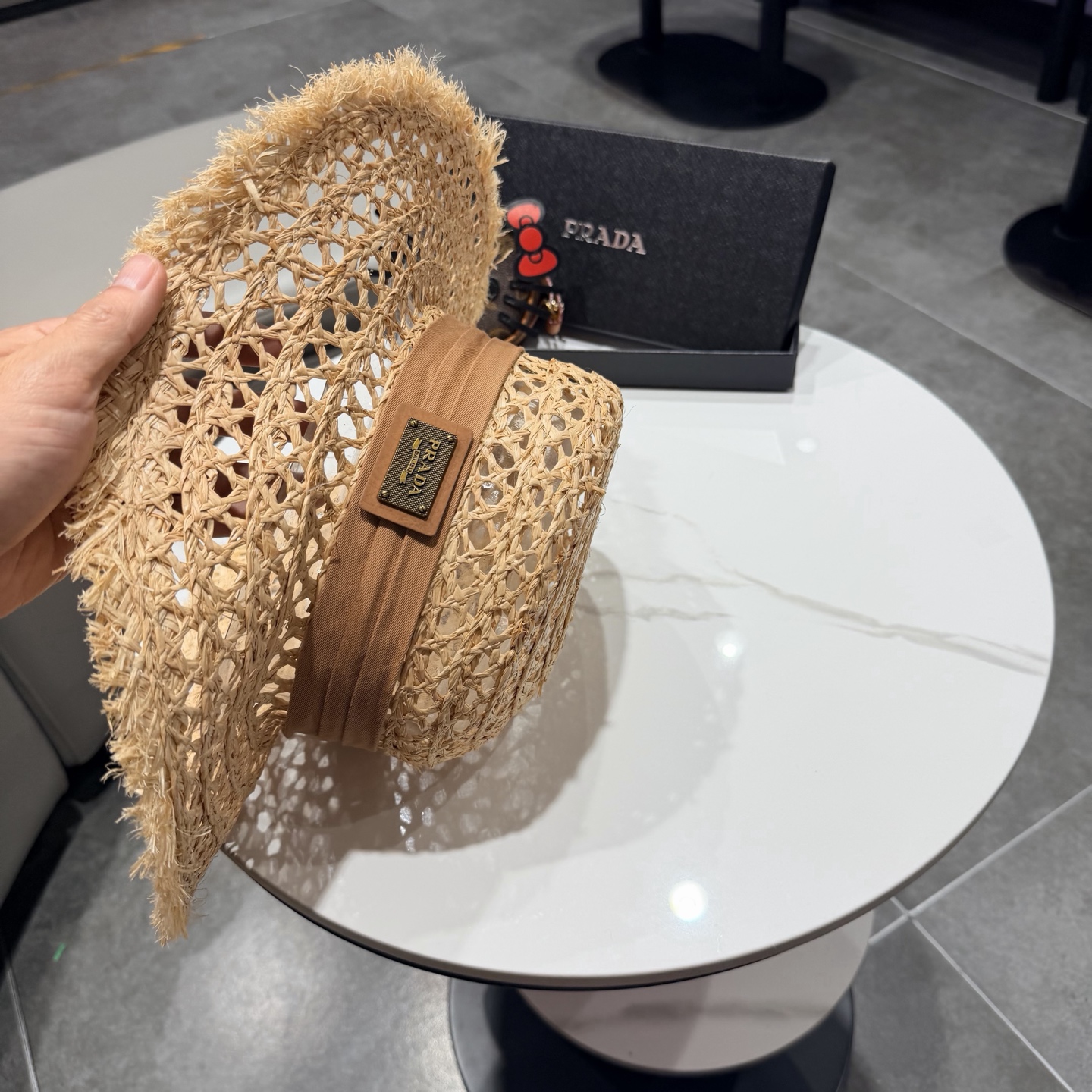 普拉达Prada新款草帽女夏天然拉菲草法式平顶遮阳帽度假大檐防晒镂空太阳帽子