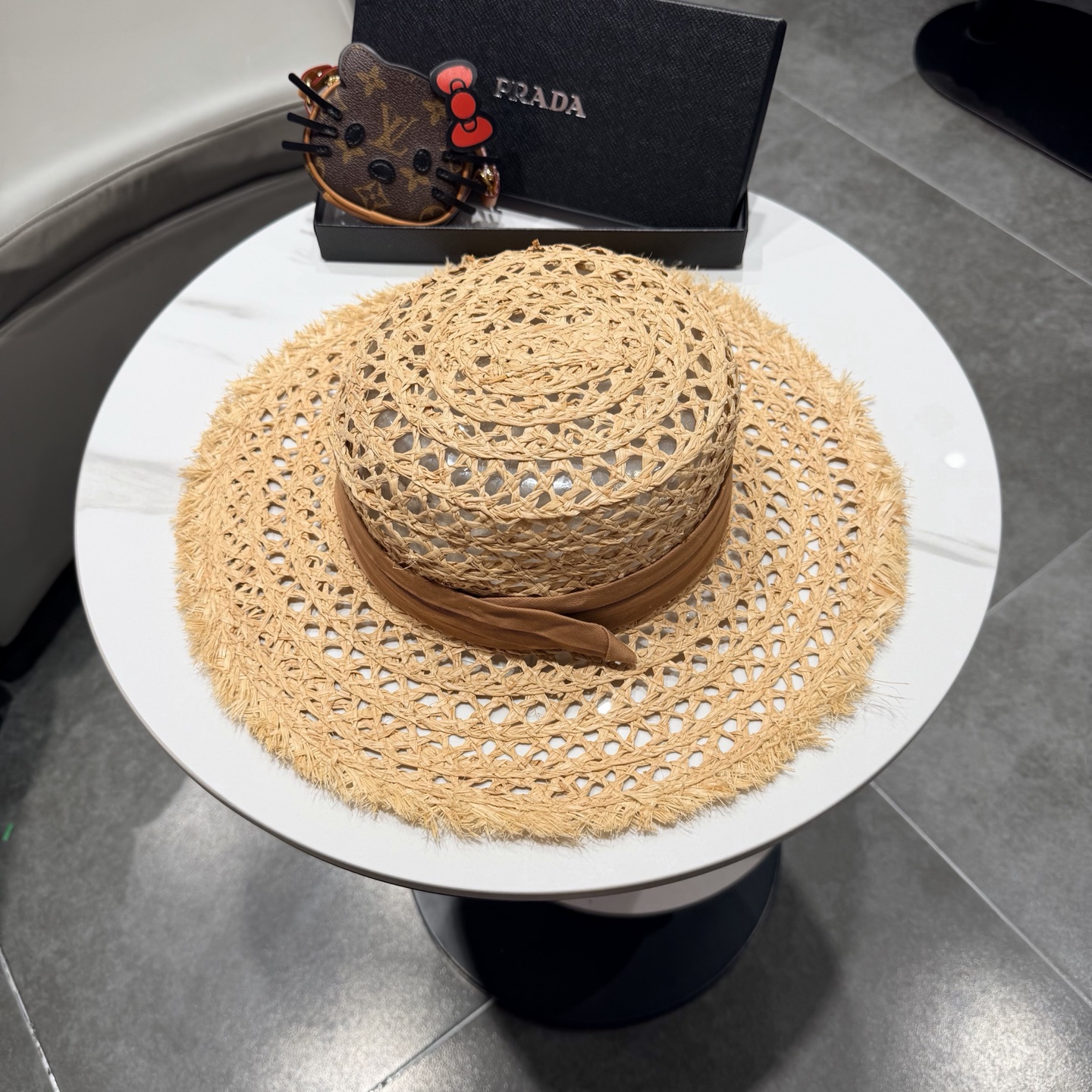 普拉达Prada新款草帽女夏天然拉菲草法式平顶遮阳帽度假大檐防晒镂空太阳帽子