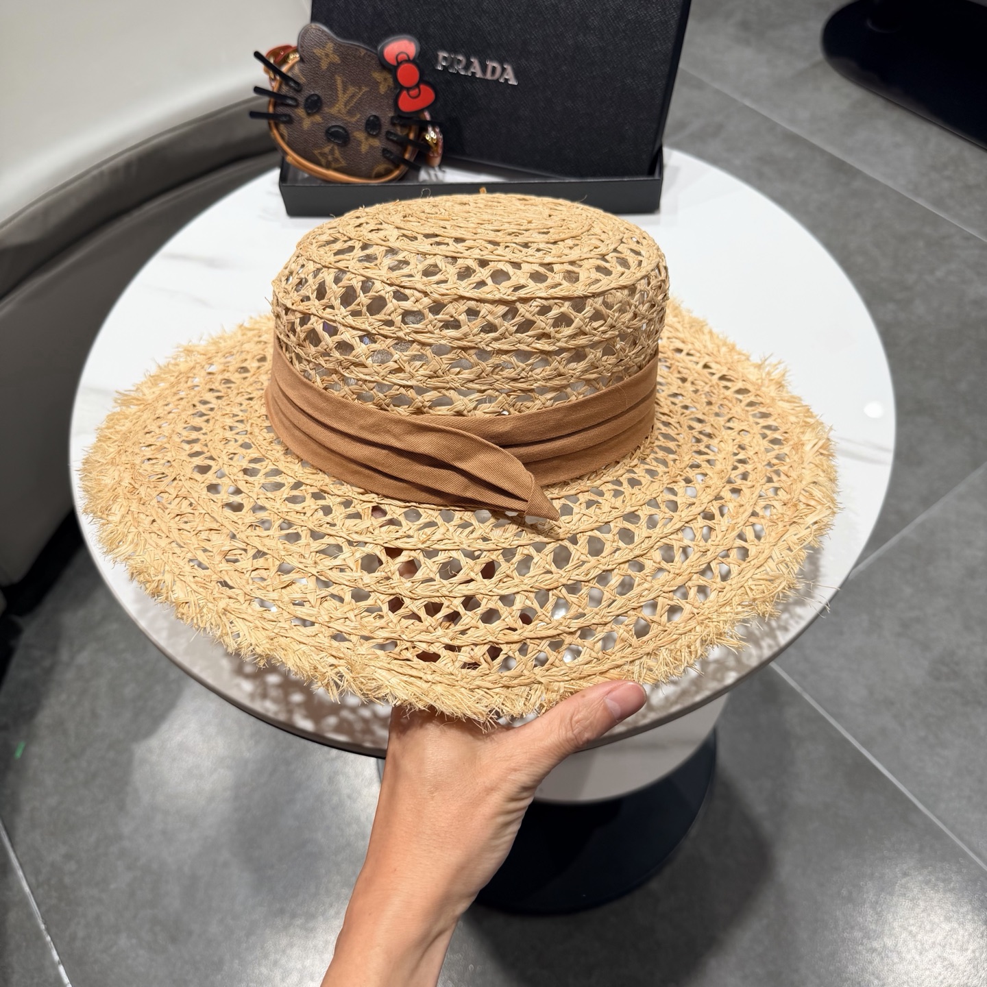 普拉达Prada新款草帽女夏天然拉菲草法式平顶遮阳帽度假大檐防晒镂空太阳帽子