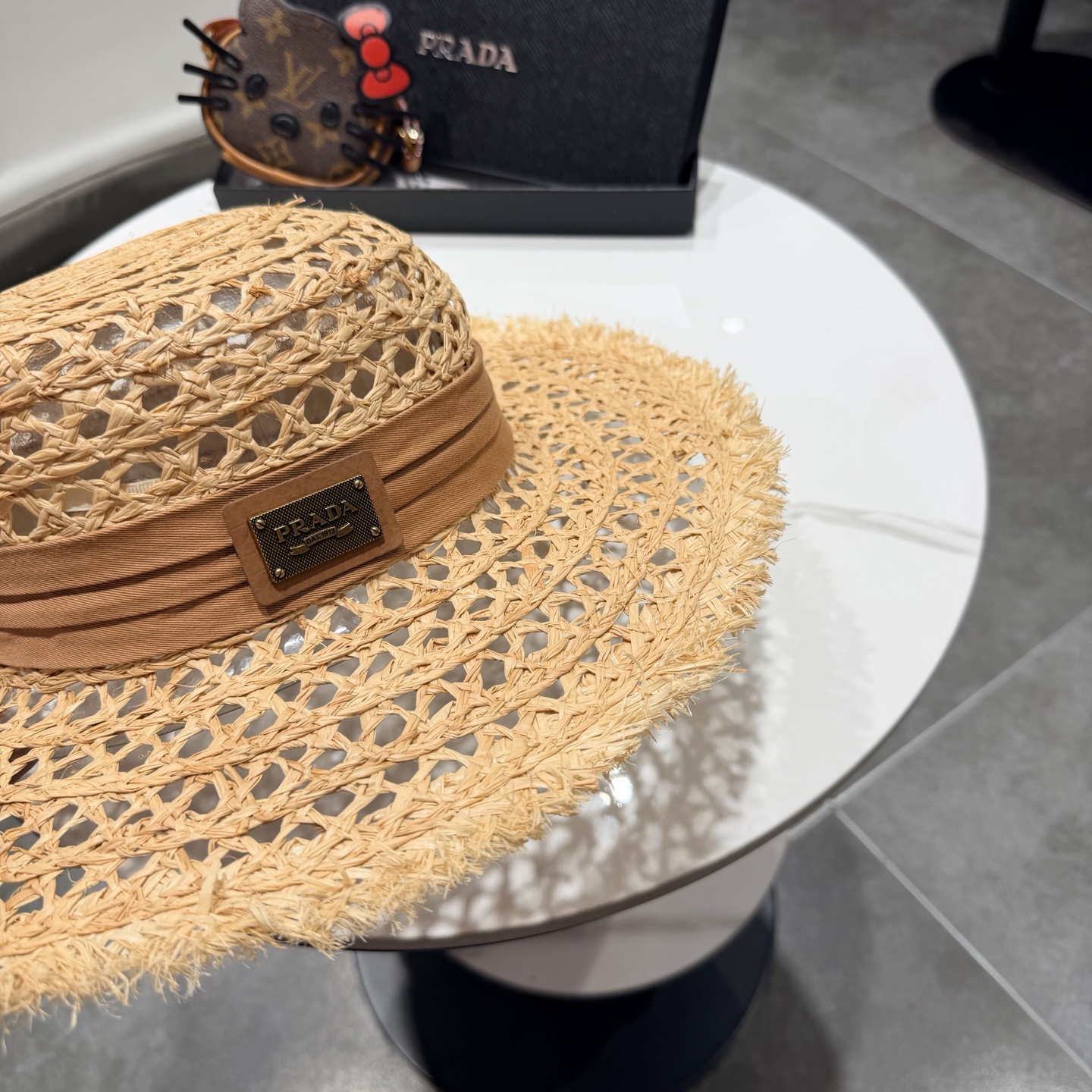 普拉达Prada新款草帽女夏天然拉菲草法式平顶遮阳帽度假大檐防晒镂空太阳帽子
