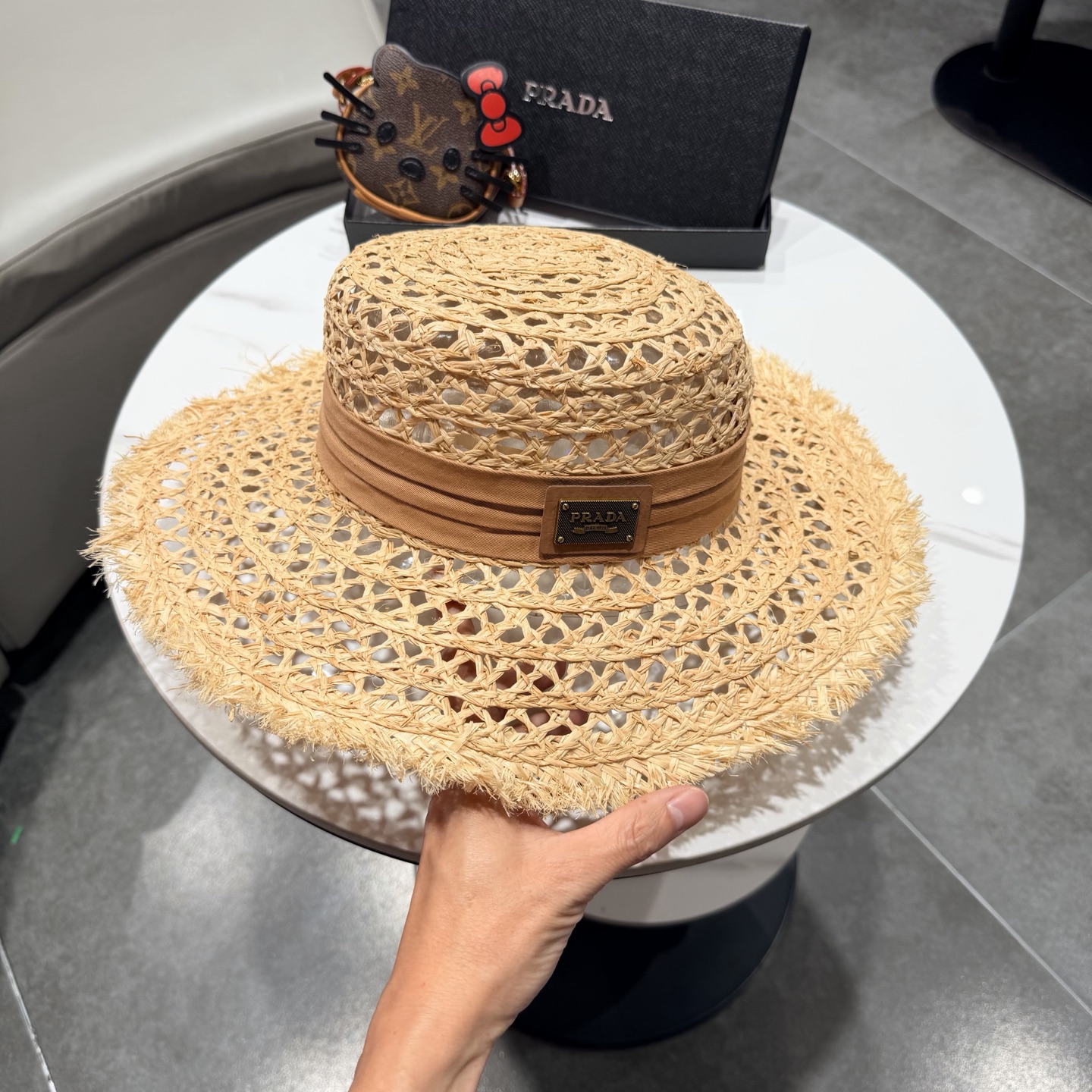 普拉达Prada新款草帽女夏天然拉菲草法式平顶遮阳帽度假大檐防晒镂空太阳帽子