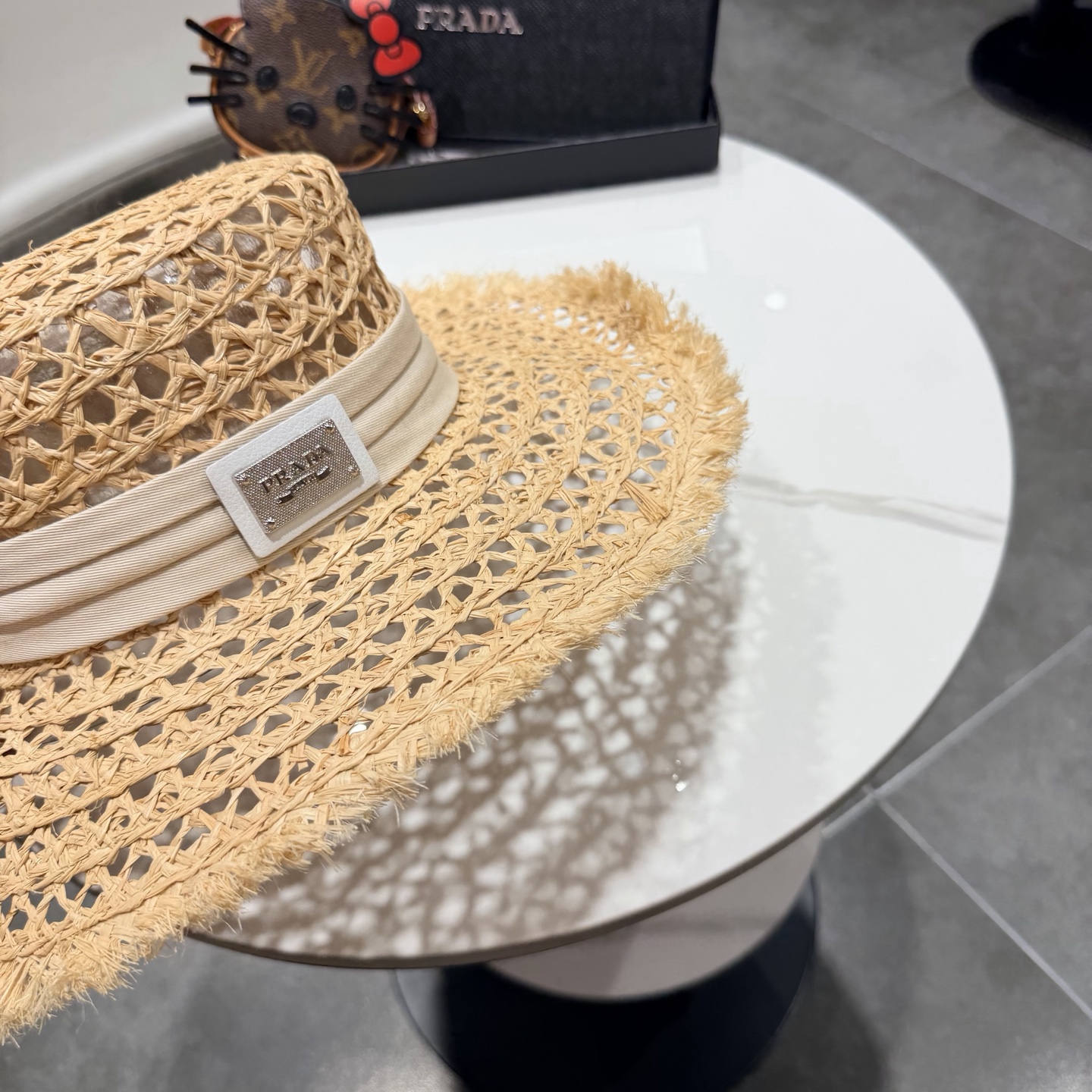 普拉达Prada新款草帽女夏天然拉菲草法式平顶遮阳帽度假大檐防晒镂空太阳帽子