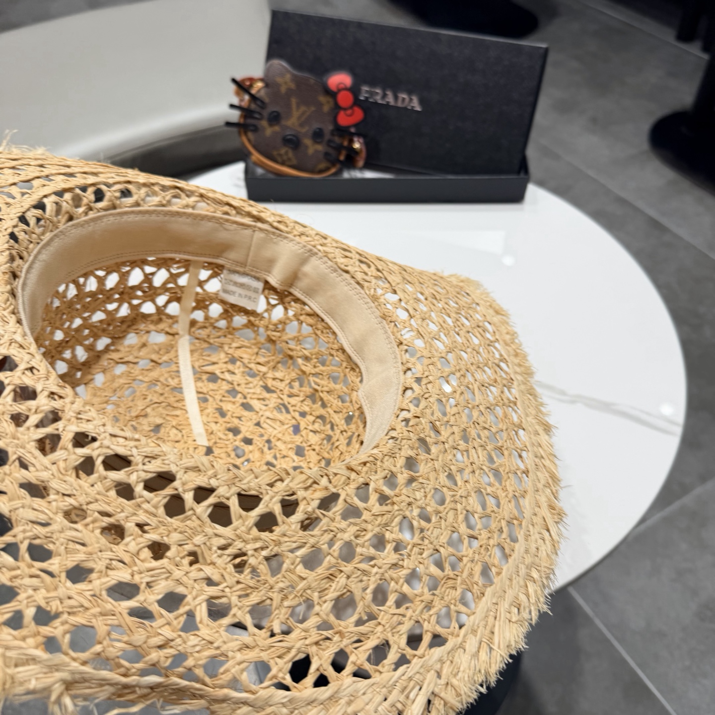 普拉达Prada新款草帽女夏天然拉菲草法式平顶遮阳帽度假大檐防晒镂空太阳帽子