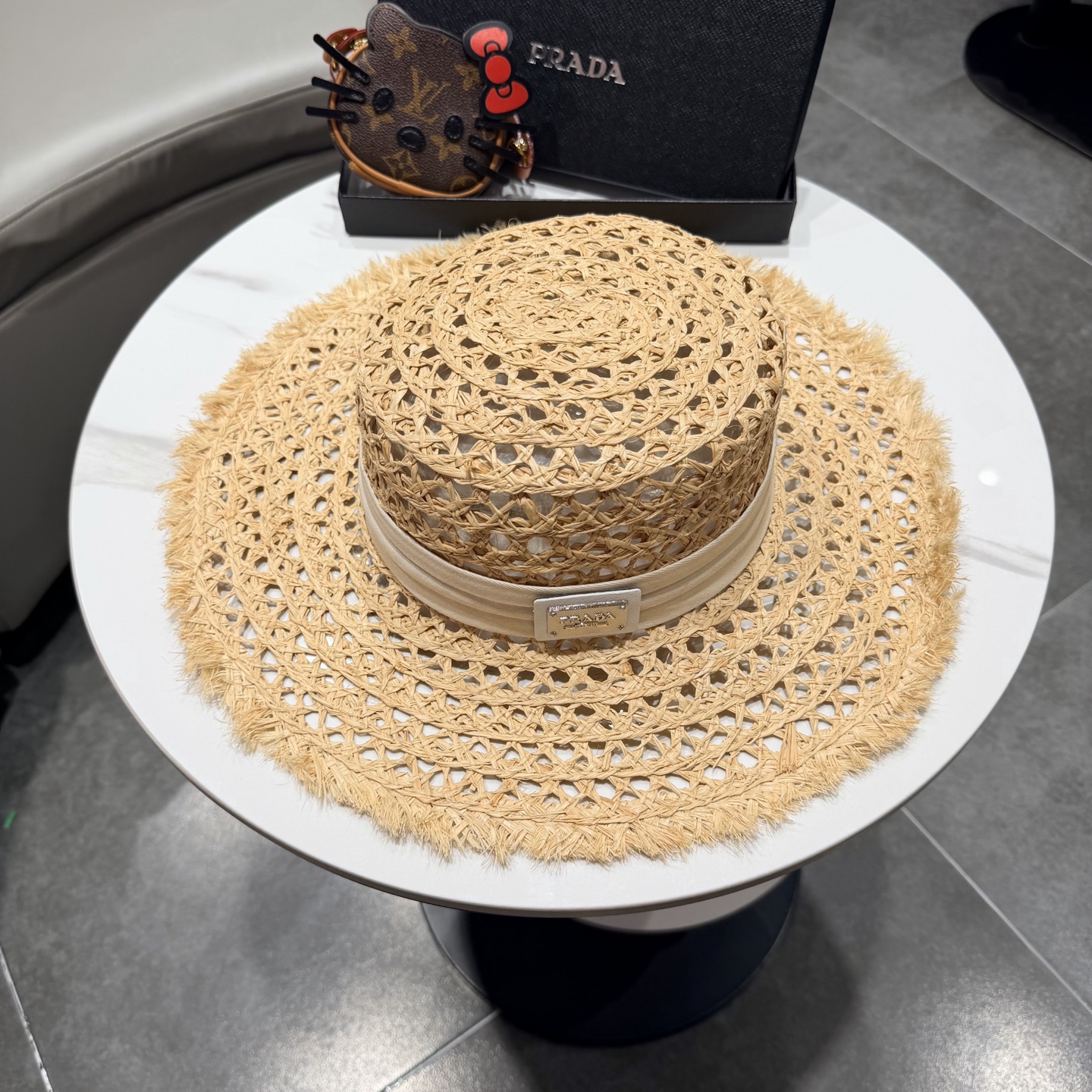 普拉达Prada新款草帽女夏天然拉菲草法式平顶遮阳帽度假大檐防晒镂空太阳帽子