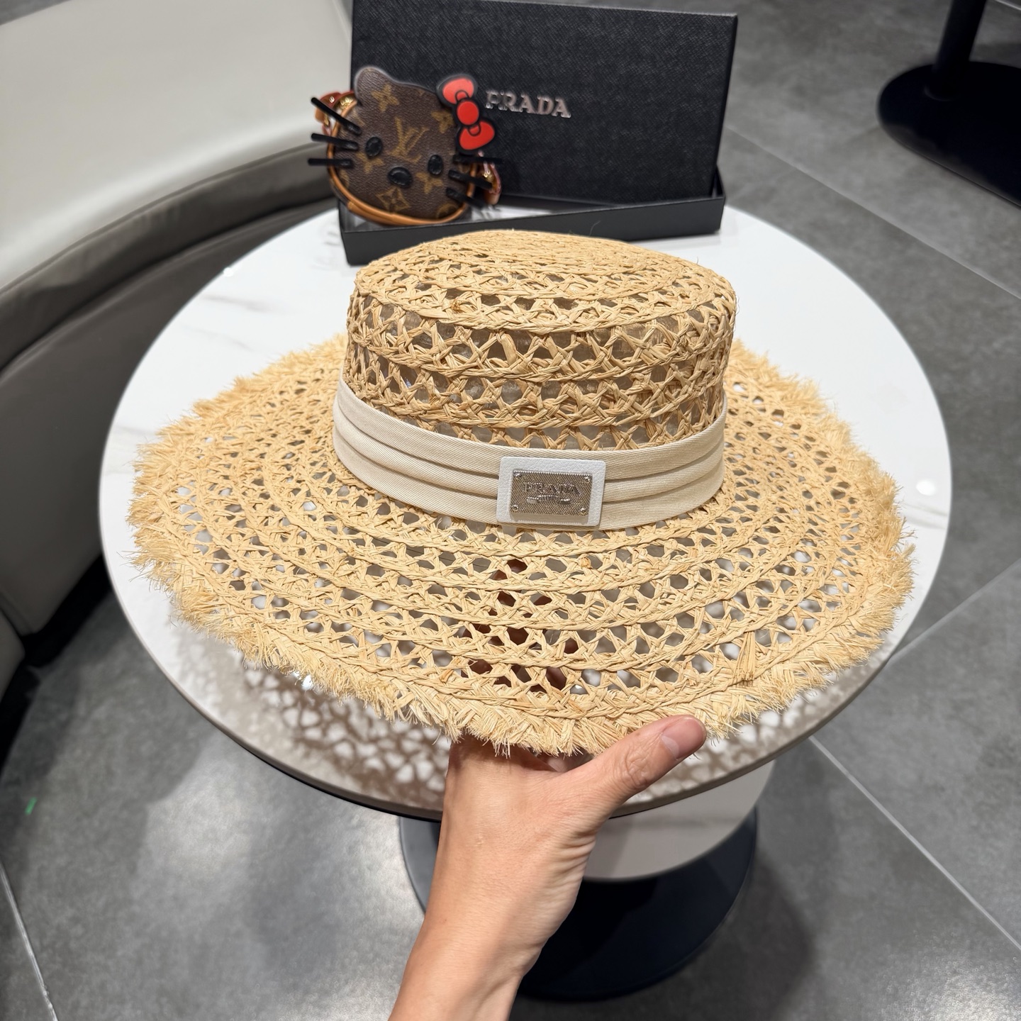 普拉达Prada新款草帽女夏天然拉菲草法式平顶遮阳帽度假大檐防晒镂空太阳帽子