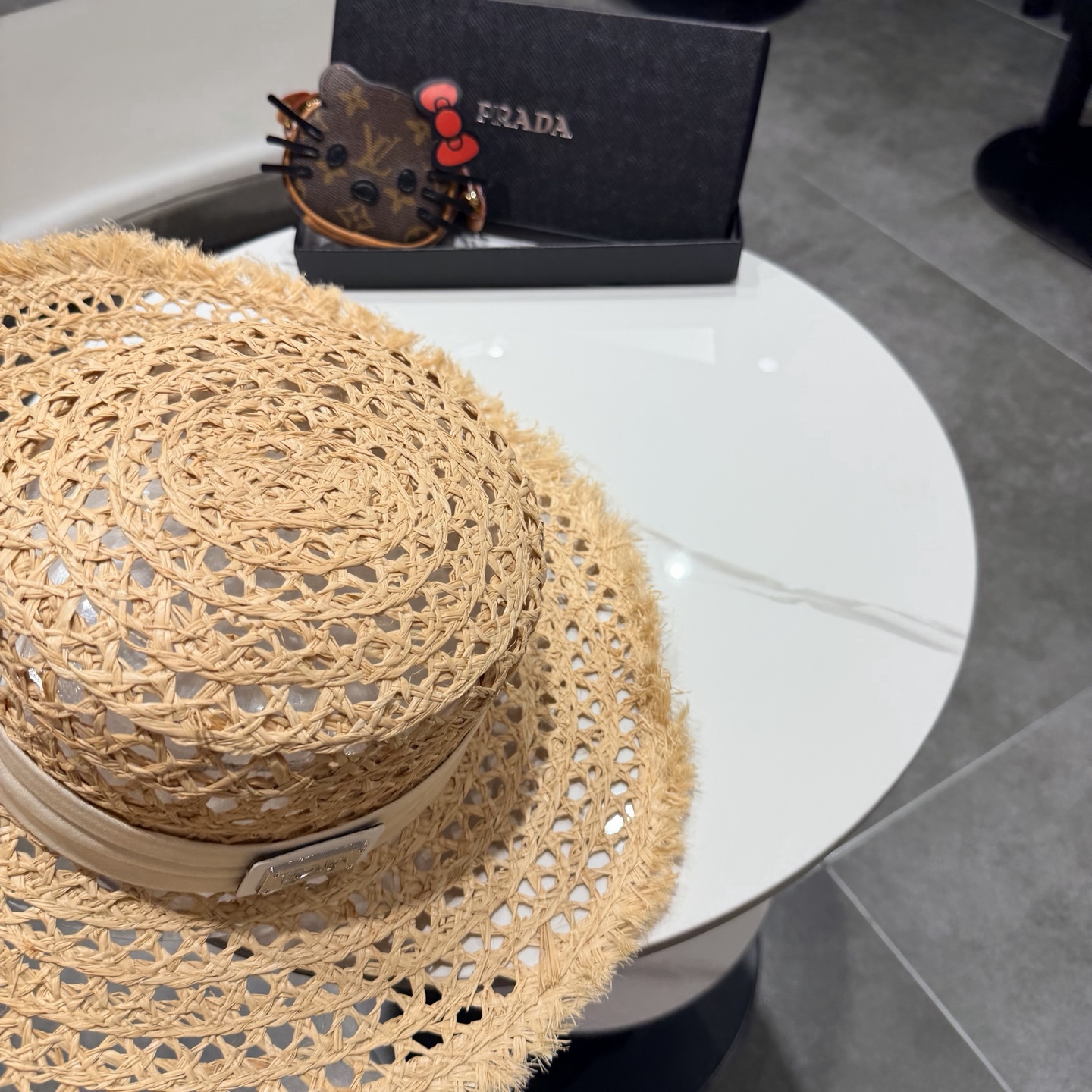 普拉达Prada新款草帽女夏天然拉菲草法式平顶遮阳帽度假大檐防晒镂空太阳帽子