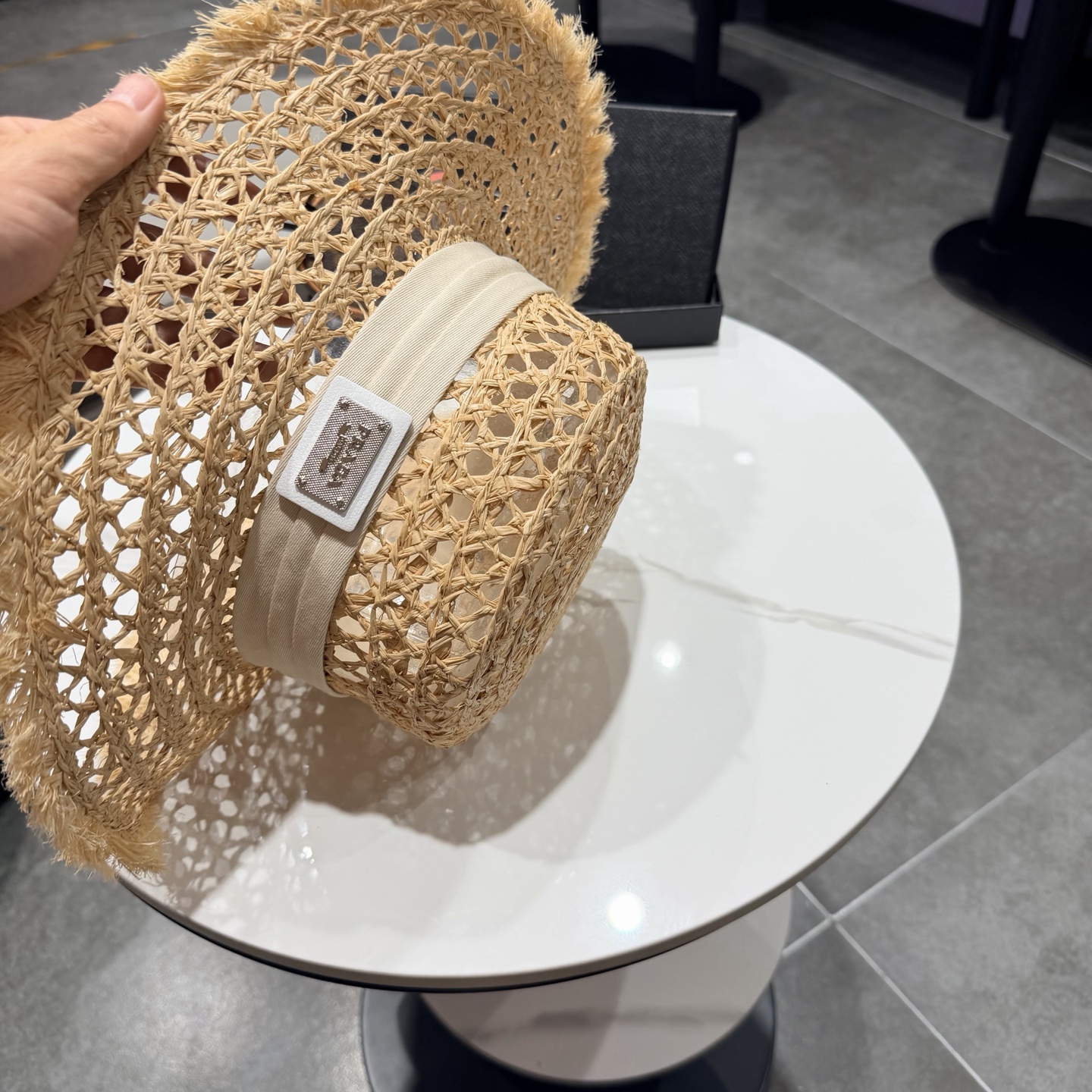 普拉达Prada新款草帽女夏天然拉菲草法式平顶遮阳帽度假大檐防晒镂空太阳帽子