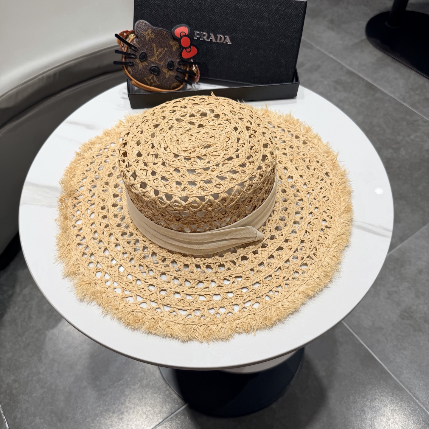 普拉达Prada新款草帽女夏天然拉菲草法式平顶遮阳帽度假大檐防晒镂空太阳帽子